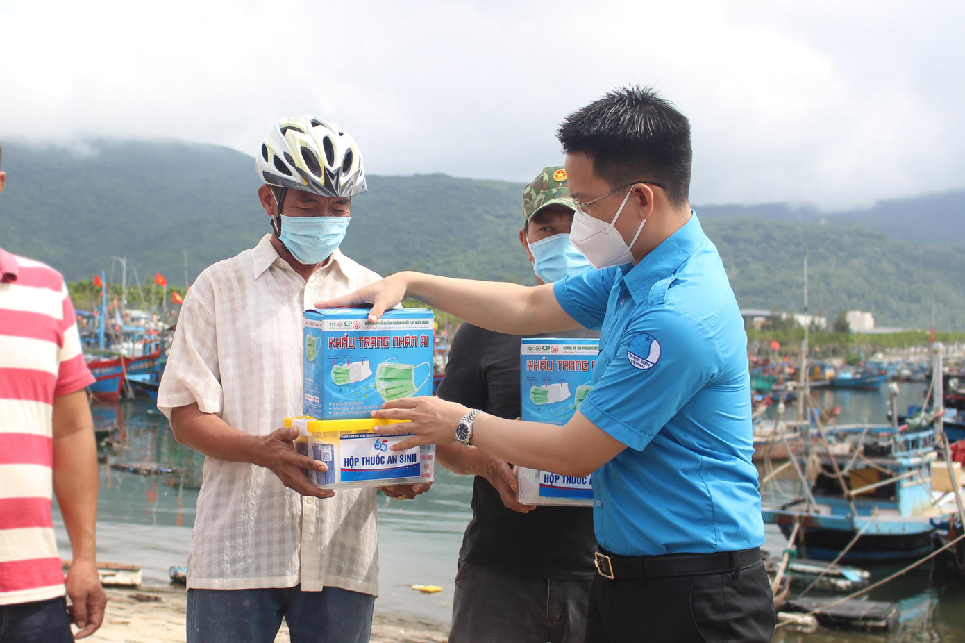 Anh Nguyễn Mạnh Dũng, Bí thư Thành Đoàn, Chủ tịch Hội LHTN TP Đà Nẵng trao tặng những hộp thuốc an sinh cho ngư dân quận Sơn Trà. Ảnh: G.T