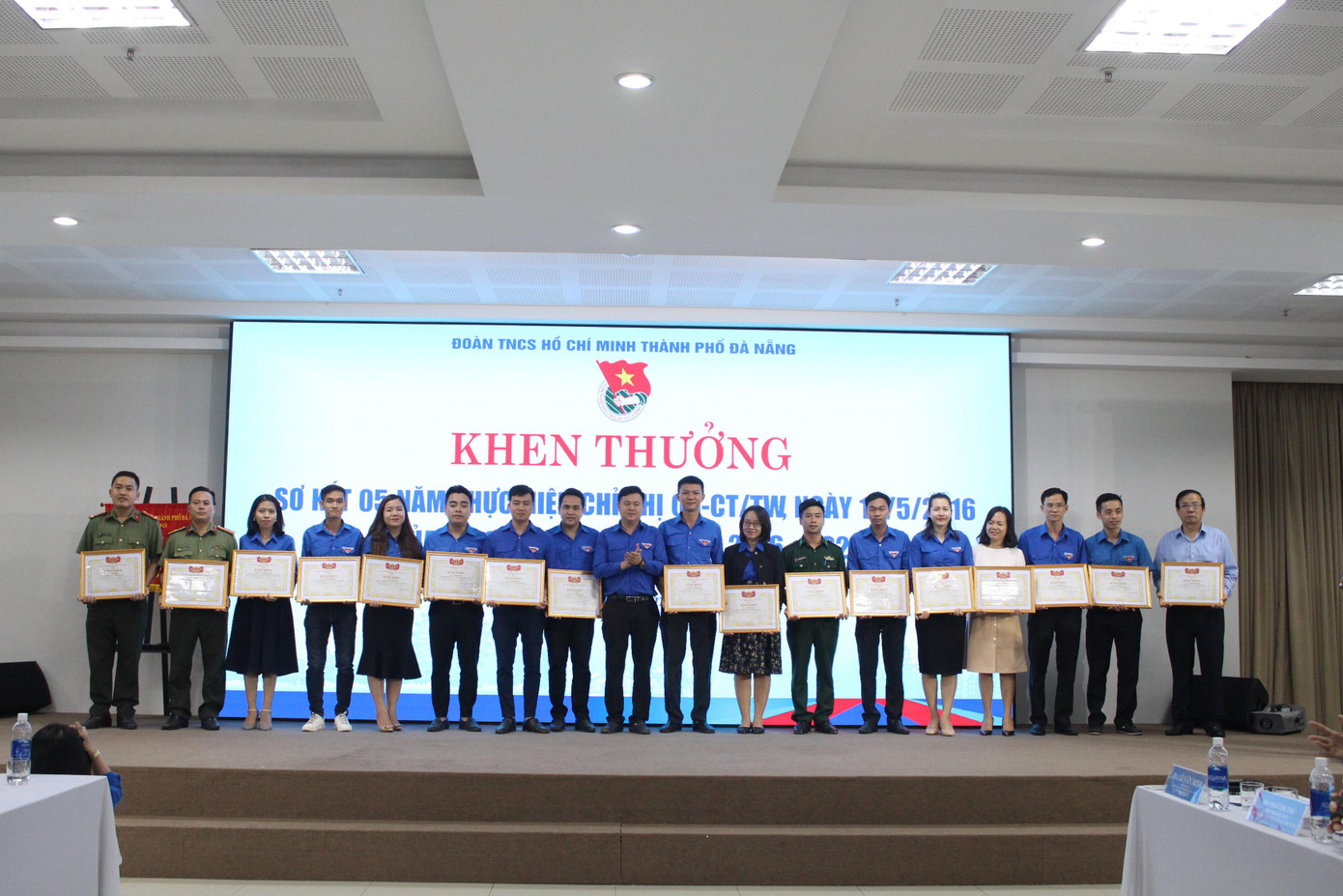 Tuyên dương 18 thủ lĩnh thanh niên tiêu biểu trong việc đẩy mạnh học tập và làm theo tư tưởng, đạo đức, phong cách Hồ Chí Minh” giai đoạn 2016 – 2021. Ảnh: G.T Tuyên dương 18 thủ lĩnh thanh niên tiêu biểu trong việc đẩy mạnh học tập và làm theo tư tưởng, đạo đức, phong cách Hồ Chí Minh” giai đoạn 2016 – 2021. Ảnh: G.T