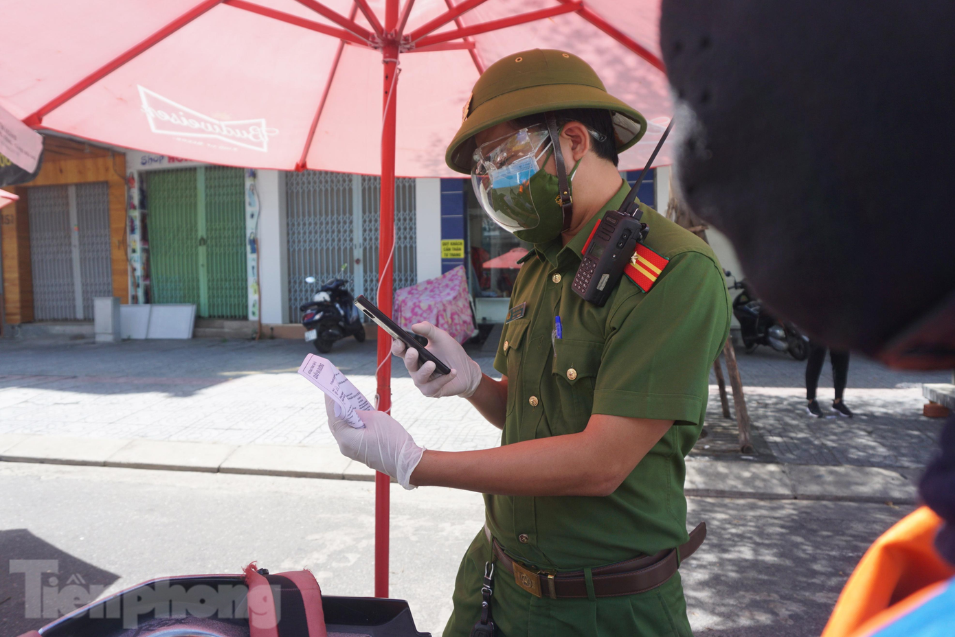 Theo Đại úy Nguyễn Thanh Quảng (Công an quận Thanh Khê, trực tại chốt Điện Biên Phủ), việc triển khai mẫu giấy đi đường mới giúp giảm thiểu ùn tắc giao thông giờ cao điểm, hình thức kiểm tra tiện lợi hơn so với trước kia vì quản lý qua phần mềm, chỉ cần quét là nhận diện được ngay thông tin người đi đường. Theo Đại úy Nguyễn Thanh Quảng (Công an quận Thanh Khê, trực tại chốt Điện Biên Phủ), việc triển khai mẫu giấy đi đường mới giúp giảm thiểu ùn tắc giao thông giờ cao điểm, hình thức kiểm tra tiện lợi hơn so với trước kia vì quản lý qua phần mềm, chỉ cần quét là nhận diện được ngay thông tin người đi đường.