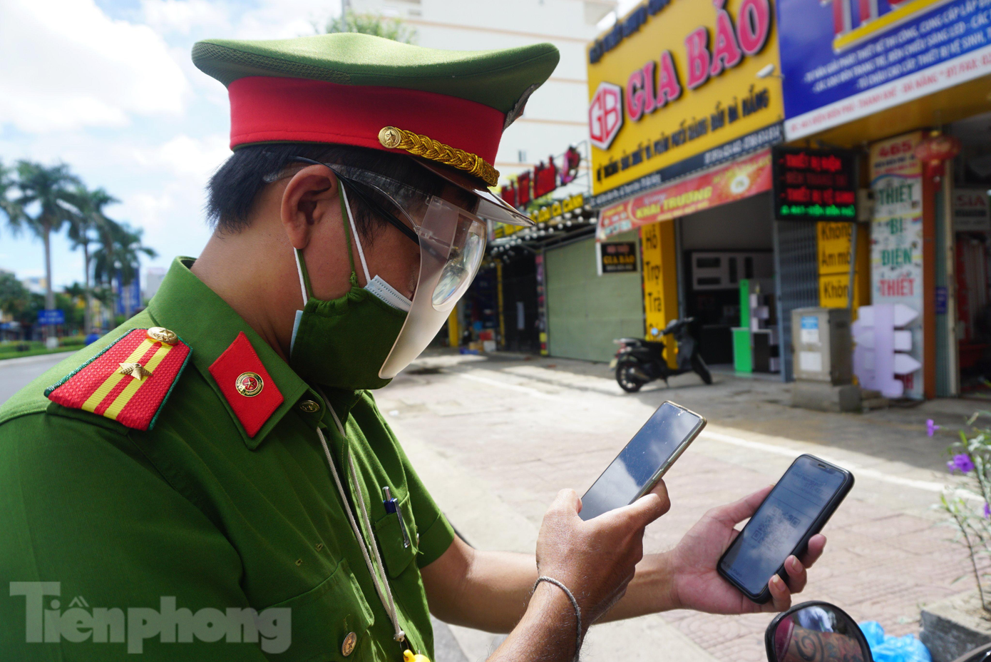 Nhiều người dân chỉ cần chụp hình mã QR vào điện thoại, khi qua chốt đưa mã cho lực lượng chức năng quét cũng có thể qua chốt. Nhiều người dân chỉ cần chụp hình mã QR vào điện thoại, khi qua chốt đưa mã cho lực lượng chức năng quét cũng có thể qua chốt.