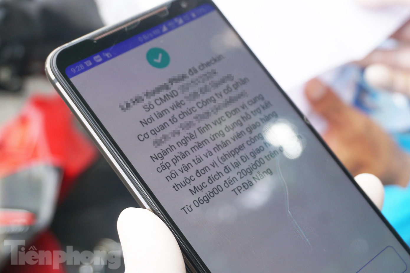 Ngoài ra, trên ứng dụng eTicket Đà Nẵng, người dân cũng có thể quét QR Code giấy đi đường của mình, tải ảnh 2 mặt chứng minh nhân dân lên ứng dụng và lưu lại. Khi qua chốt, người dân chỉ cần mở giấy đi đường đã được số hóa hoàn toàn trên điện thoại để lực lượng chức năng quét mã. Ngoài ra, trên ứng dụng eTicket Đà Nẵng, người dân cũng có thể quét QR Code giấy đi đường của mình, tải ảnh 2 mặt chứng minh nhân dân lên ứng dụng và lưu lại. Khi qua chốt, người dân chỉ cần mở giấy đi đường đã được số hóa hoàn toàn trên điện thoại để lực lượng chức năng quét mã.