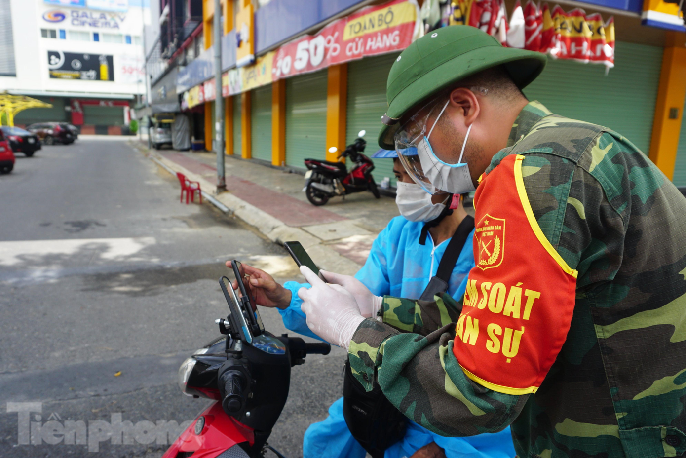 Hôm nay, việc qua chốt của chị Trần Thị Tâm (nhân viên y tế, ở quận Thanh Khê) nhanh hơn hẳn mọi ngày. "Chỉ cần giơ mã QR lưu trong điện thoại cho lực lượng chức năng quét là tôi có thể qua chốt, chỉ mất khoảng 10 giây. Trước đây, mỗi khi tôi qua chốt đều phải dừng từ xa lấy giấy tờ, chờ dòng người vơi bớt rồi mới dám đi, mất khá nhiều thời gian. Việc quét mã như thế này tiện lợi, tiết kiệm thời gian cho cả đôi bên và giảm thiểu nguy cơ", chị Tâm nói. Hôm nay, việc qua chốt của chị Trần Thị Tâm (nhân viên y tế, ở quận Thanh Khê) nhanh hơn hẳn mọi ngày. "Chỉ cần giơ mã QR lưu trong điện thoại cho lực lượng chức năng quét là tôi có thể qua chốt, chỉ mất khoảng 10 giây. Trước đây, mỗi khi tôi qua chốt đều phải dừng từ xa lấy giấy tờ, chờ dòng người vơi bớt rồi mới dám đi, mất khá nhiều thời gian. Việc quét mã như thế này tiện lợi, tiết kiệm thời gian cho cả đôi bên và giảm thiểu nguy cơ", chị Tâm nói.