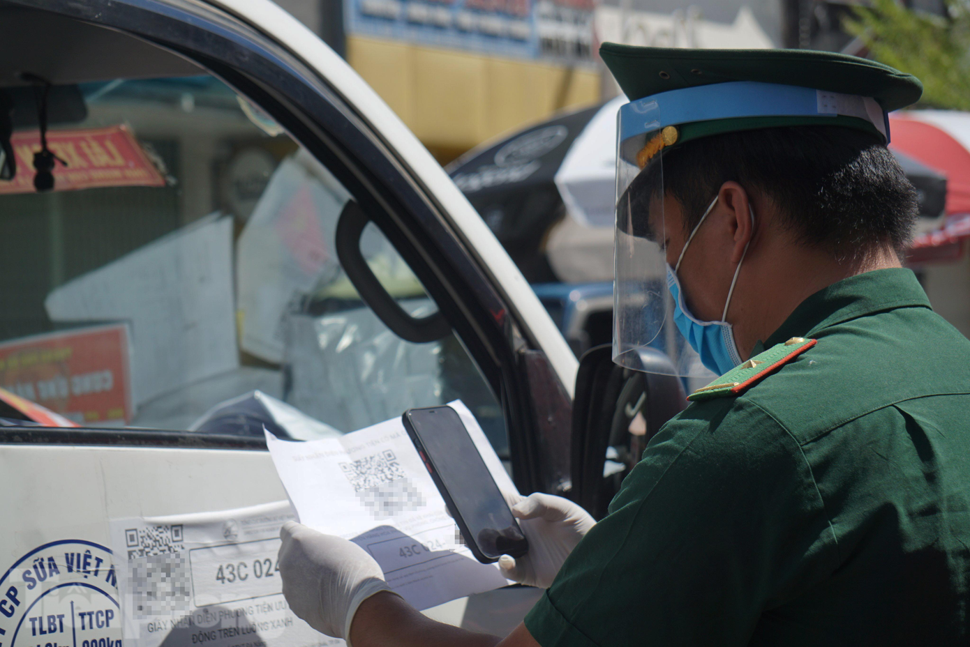 Theo ghi nhận, việc quét mã QR giúp người dân và cả lực lượng chức năng tiết kiệm nhiều thời gian hơn so với sử dụng giấy đi đường cũ. Chỉ mất từ 5 - 10s để một người hoàn thành xong việc kiểm tra giấy đi đường tại chốt và tiếp tục hành trình. Theo ghi nhận, việc quét mã QR giúp người dân và cả lực lượng chức năng tiết kiệm nhiều thời gian hơn so với sử dụng giấy đi đường cũ. Chỉ mất từ 5 - 10s để một người hoàn thành xong việc kiểm tra giấy đi đường tại chốt và tiếp tục hành trình.