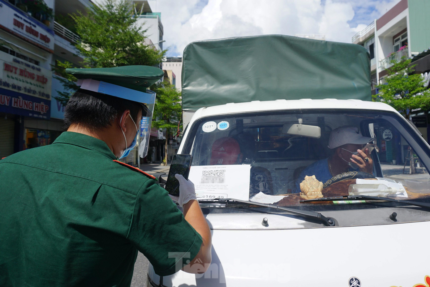 Từ sáng nay, các chốt kiểm soát cứng trên các tuyến đường chính như Điện Biên Phủ, Lê Duẩn, Nguyễn Văn Linh, Nguyễn Tri Phương... đều đồng loạt quét QR Code bằng ứng dụng eTicket Đà Nẵng để người dân nhanh chóng qua chốt. Từ sáng nay, các chốt kiểm soát cứng trên các tuyến đường chính như Điện Biên Phủ, Lê Duẩn, Nguyễn Văn Linh, Nguyễn Tri Phương... đều đồng loạt quét QR Code bằng ứng dụng eTicket Đà Nẵng để người dân nhanh chóng qua chốt.