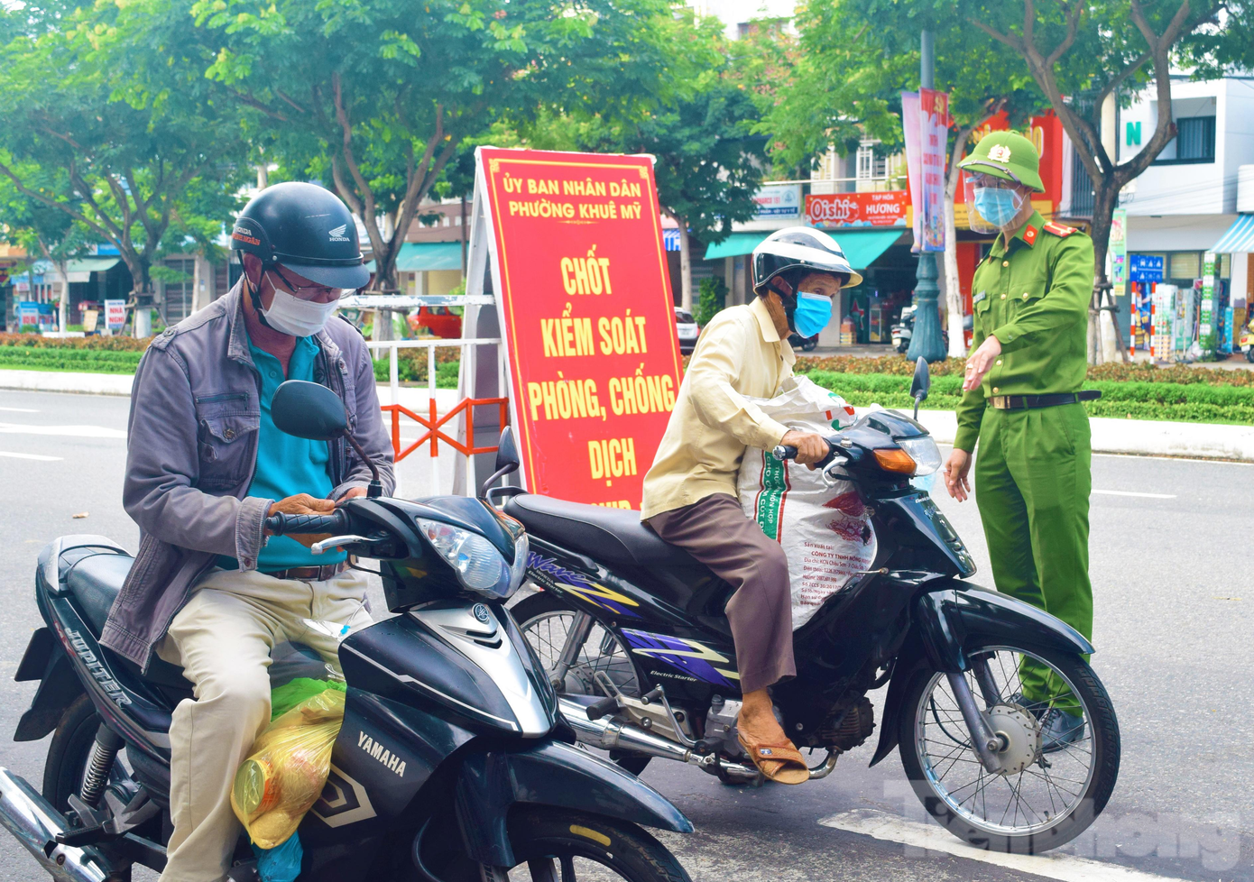 Từ sáng nay ngày 6/9, Đà Nẵng tiến hành kiểm tra giấy đi đường bằng cách quét mã QR Code. Trước đó, các cơ quan, đơn vị, doanh nghiệp... trên địa bàn được phép hoạt động, kinh doanh trở lại khi thành phố nới lỏng các biện pháp phòng chống dịch đã tiến hành đăng kí giấy đi đường QR Code cho nhân viên thông qua website giaydiduong.danang.gov.vn hoặc ứng dụng eTicket Đà Nẵng. Ảnh: Giang Thanh Từ sáng nay ngày 6/9, Đà Nẵng tiến hành kiểm tra giấy đi đường bằng cách quét mã QR Code. Trước đó, các cơ quan, đơn vị, doanh nghiệp... trên địa bàn được phép hoạt động, kinh doanh trở lại khi thành phố nới lỏng các biện pháp phòng chống dịch đã tiến hành đăng kí giấy đi đường QR Code cho nhân viên thông qua website giaydiduong.danang.gov.vn hoặc ứng dụng eTicket Đà Nẵng. Ảnh: Giang Thanh