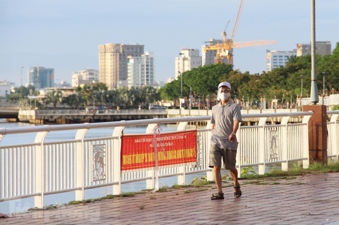 Nhiều người lớn tuổi đội cả mũ chắn giọt bắn trong quá trình tập thể dục để đảm bảo an toàn. Nhiều người lớn tuổi đội cả mũ chắn giọt bắn trong quá trình tập thể dục để đảm bảo an toàn.