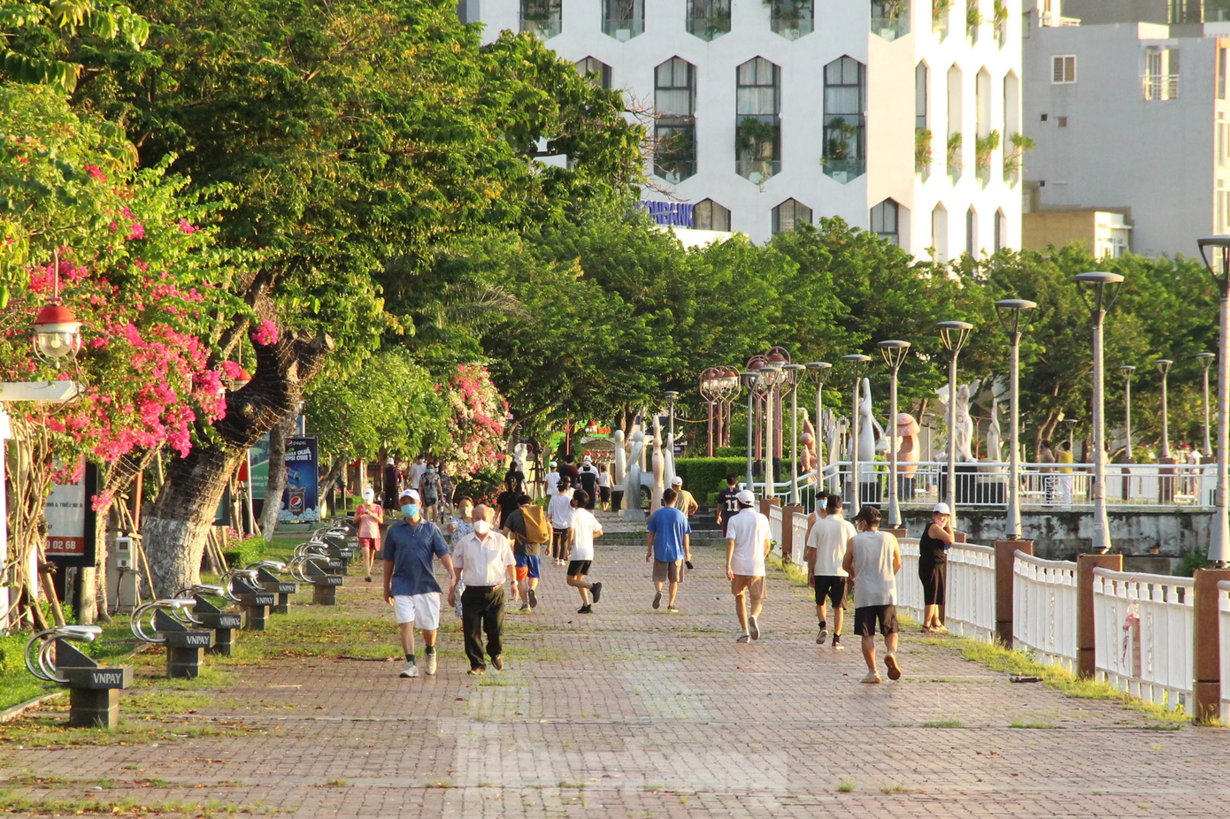 Sáng 6/9, người dân Đà Nẵng ở các phường, xã vùng xanh được phép tập thể dục trở lại sau khoảng thời gian dài hoạt động này bị tạm dừng để phòng, chống dịch COVID-19. Ảnh: Giang Thanh Sáng 6/9, người dân Đà Nẵng ở các phường, xã vùng xanh được phép tập thể dục trở lại sau khoảng thời gian dài hoạt động này bị tạm dừng để phòng, chống dịch COVID-19. Ảnh: Giang Thanh