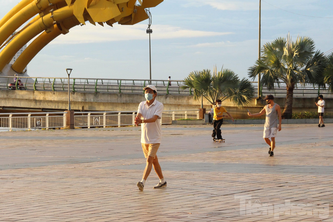 Khu vực đường Bạch Đằng đoạn từ cầu Rồng đến gần Trung tâm hành chính Đà Nẵng nằm ở phường Hải Châu 1, gần các phường Nam Dương, Phước Ninh. Đây đều là các phường vùng xanh của quận Hải Châu nên người dân đa phần lựa chọn khu vực này để tập thể dục buổi sáng, hít thở không khí trong lành. Khu vực đường Bạch Đằng đoạn từ cầu Rồng đến gần Trung tâm hành chính Đà Nẵng nằm ở phường Hải Châu 1, gần các phường Nam Dương, Phước Ninh. Đây đều là các phường vùng xanh của quận Hải Châu nên người dân đa phần lựa chọn khu vực này để tập thể dục buổi sáng, hít thở không khí trong lành.