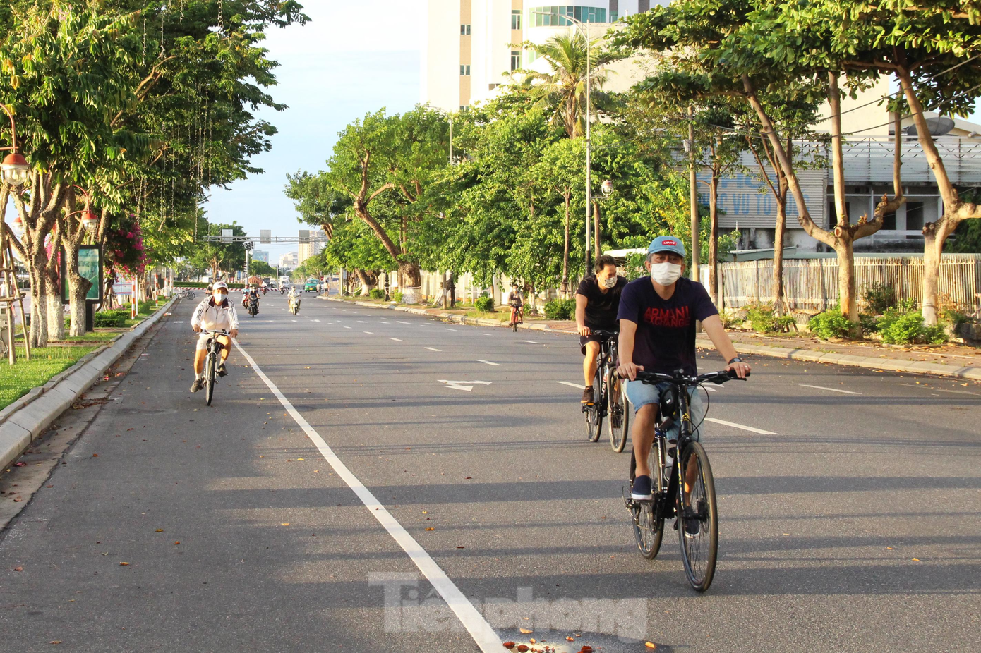 Nhiều người dân các phường vùng xanh lựa chọn đạp xe đạp trên các tuyến đường trên địa bàn để tập thể dục, đồng thời, đảm bảo an toàn hơn vì ít tiếp xúc với người khác. Nhiều người dân các phường vùng xanh lựa chọn đạp xe đạp trên các tuyến đường trên địa bàn để tập thể dục, đồng thời, đảm bảo an toàn hơn vì ít tiếp xúc với người khác.