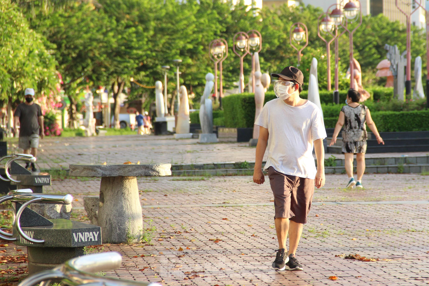 Theo quy định, người dân ở vùng xanh được phép tập thể dục từ 5h đến 7h sáng. Người dân chủ yếu đi bộ hoặc chạy bộ một mình, không tập trung trò chuyện đông đúc theo yêu cầu của UBND thành phố. Theo quy định, người dân ở vùng xanh được phép tập thể dục từ 5h đến 7h sáng. Người dân chủ yếu đi bộ hoặc chạy bộ một mình, không tập trung trò chuyện đông đúc theo yêu cầu của UBND thành phố.