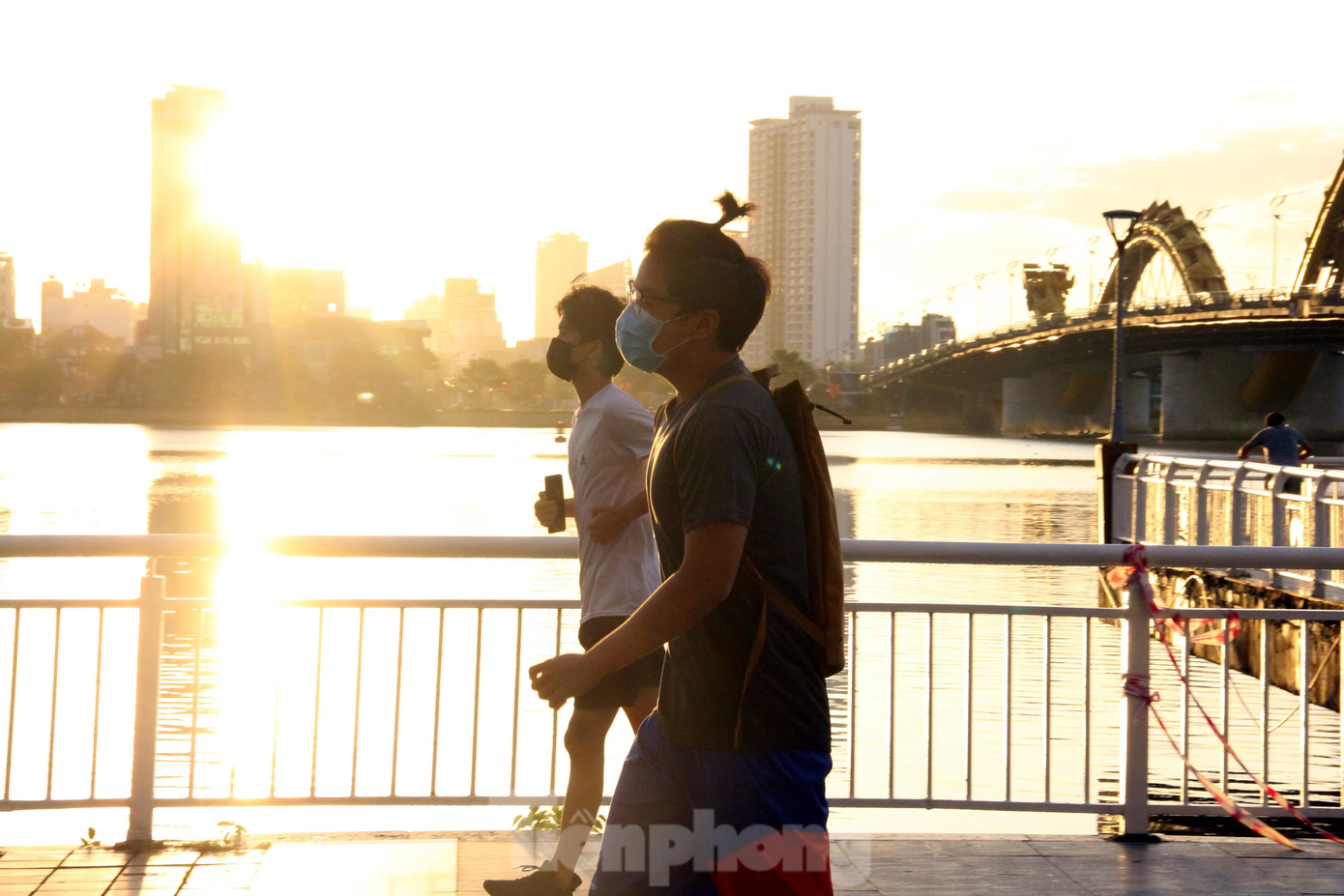 Đa phần người dân chỉ tập thể dục khoảng 30 phút, sau đó quay về nhà luôn chứ không ngồi lại hay tập trung trò chuyện như thời điểm trước dịch. Đa phần người dân chỉ tập thể dục khoảng 30 phút, sau đó quay về nhà luôn chứ không ngồi lại hay tập trung trò chuyện như thời điểm trước dịch.