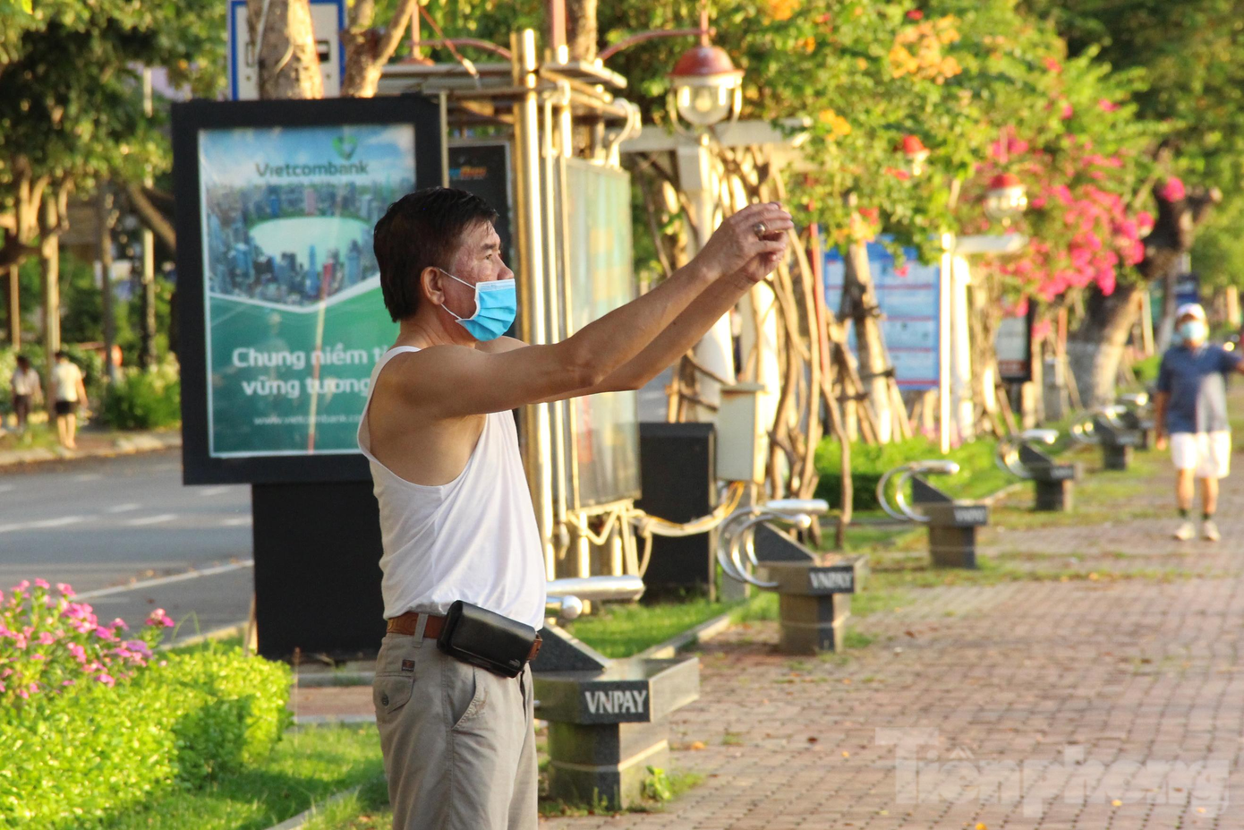 Nhiều người đứng lại để tập thể dục, cẩn thận lựa chọn những khu vực ít người đi lại, giữa khoảng cách hơn 2m với những người xung quanh để đảm bảo an toàn. Nhiều người đứng lại để tập thể dục, cẩn thận lựa chọn những khu vực ít người đi lại, giữa khoảng cách hơn 2m với những người xung quanh để đảm bảo an toàn.