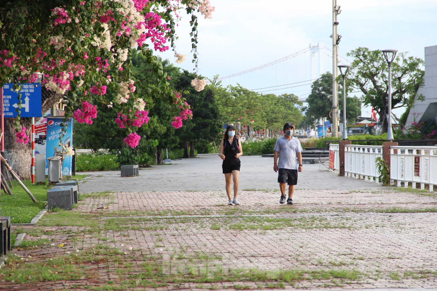 Đến hơn 6h sáng, lượng người tập thể dục đến khu vực này cũng nhiều hơn, tuy nhiên, người dân đều rất ý thức giãn cách và nhắc nhở nhau đeo khẩu trang, tuân thủ 5K. Đến hơn 6h sáng, lượng người tập thể dục đến khu vực này cũng nhiều hơn, tuy nhiên, người dân đều rất ý thức giãn cách và nhắc nhở nhau đeo khẩu trang, tuân thủ 5K.