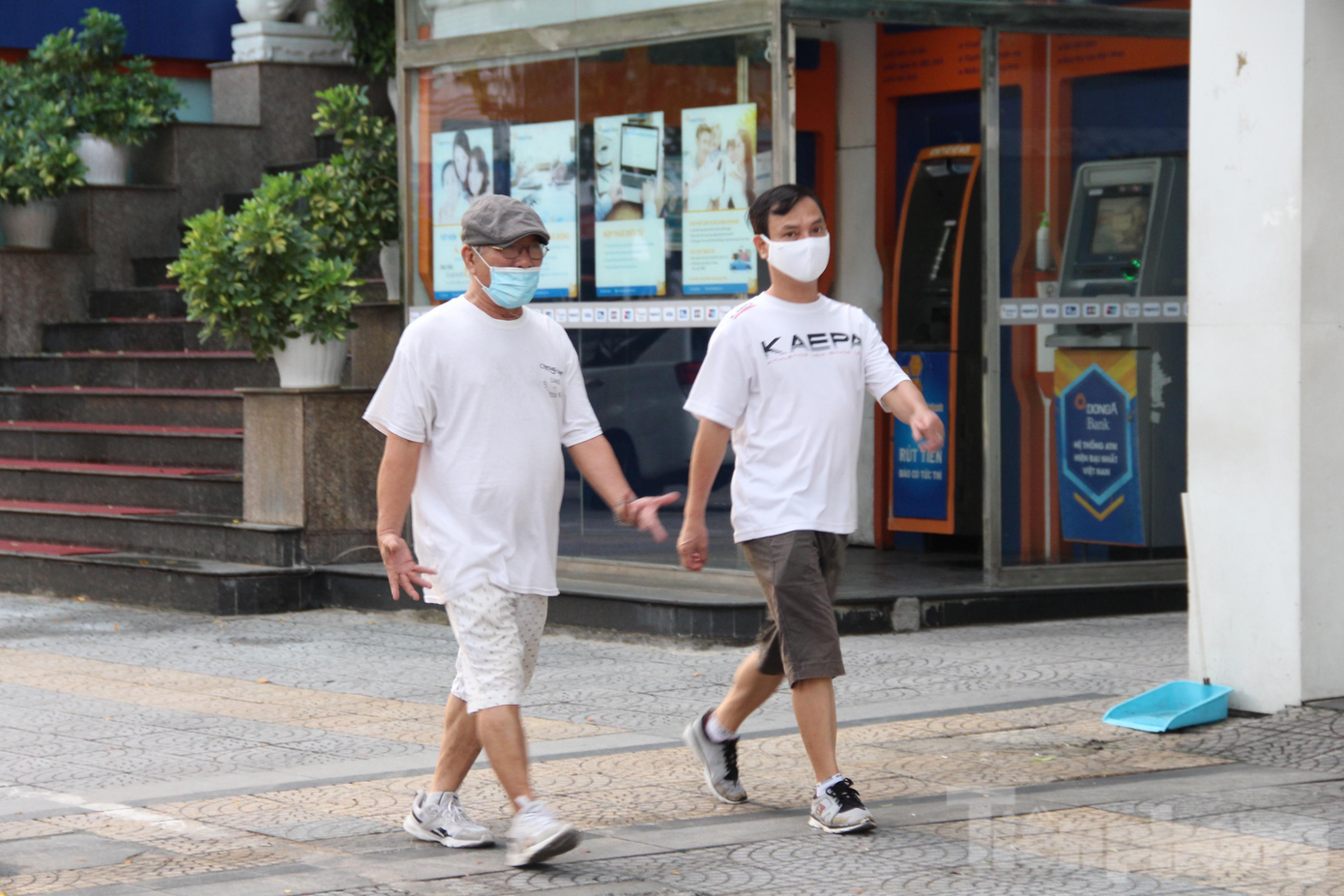 Nhiều người dân lựa chọn đi bộ thể dục trên các tuyến đường gần nhà chứ không di chuyển ra khu vực công viên, bờ sông... Nhiều người dân lựa chọn đi bộ thể dục trên các tuyến đường gần nhà chứ không di chuyển ra khu vực công viên, bờ sông...