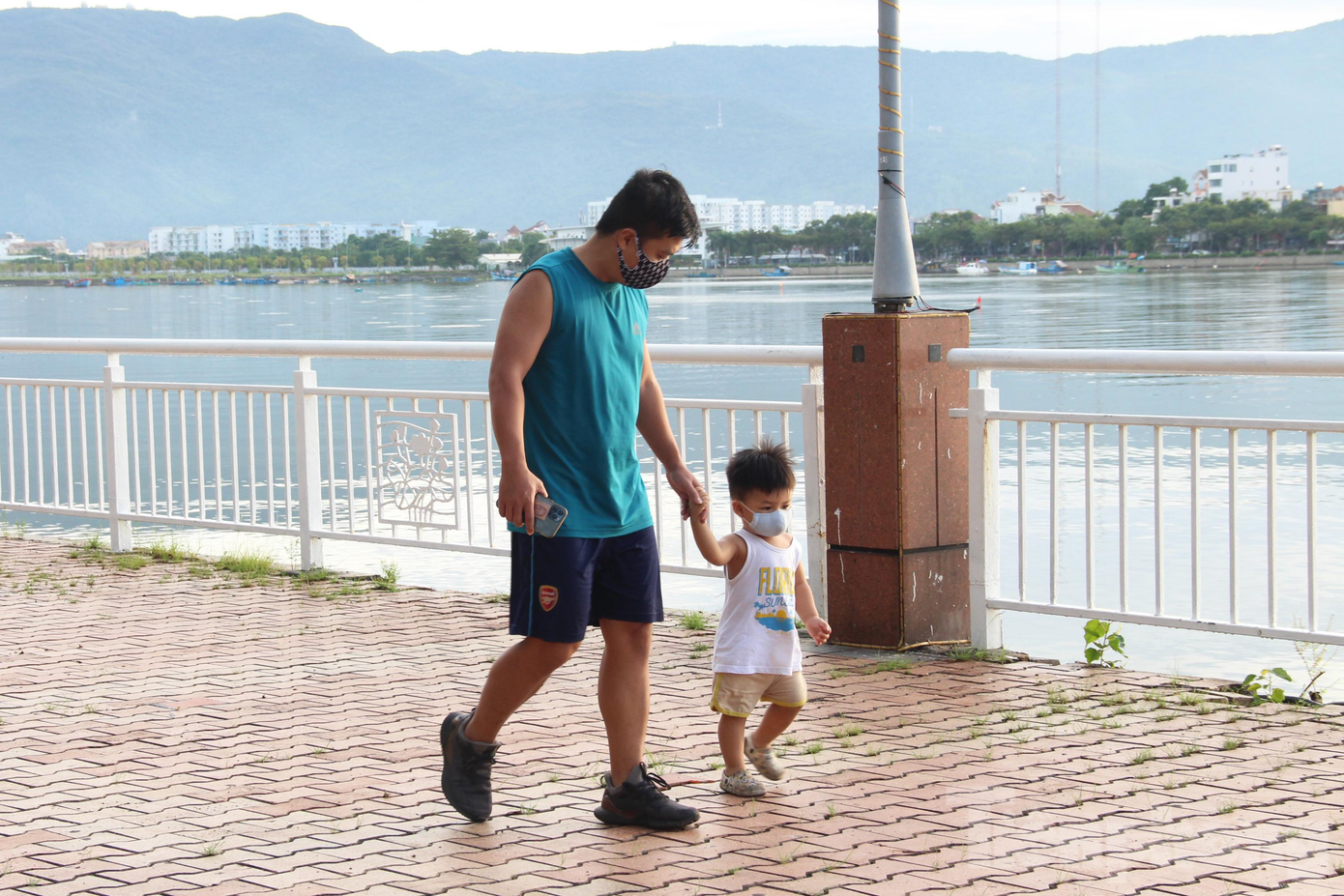 Anh Mai Mai Linh (phường Hải Châu 1, quận Hải Châu) cùng con trai đi tập thể dục từ sáng sớm. "Sau 20 ngày giãn cách xã hội và được đi tập thể dục trở lại, tôi thấy rất an toàn vì chính quyền thành phố đã kiểm soát được dịch bệnh. Được ra khỏi nhà tập thể dục tôi thấy rất thoải mái, khỏe khoắn vì thời gian dài ở nhà khá tù túng và bí bức chân tay", anh Linh nói. Anh Mai Mai Linh (phường Hải Châu 1, quận Hải Châu) cùng con trai đi tập thể dục từ sáng sớm. "Sau 20 ngày giãn cách xã hội và được đi tập thể dục trở lại, tôi thấy rất an toàn vì chính quyền thành phố đã kiểm soát được dịch bệnh. Được ra khỏi nhà tập thể dục tôi thấy rất thoải mái, khỏe khoắn vì thời gian dài ở nhà khá tù túng và bí bức chân tay", anh Linh nói.