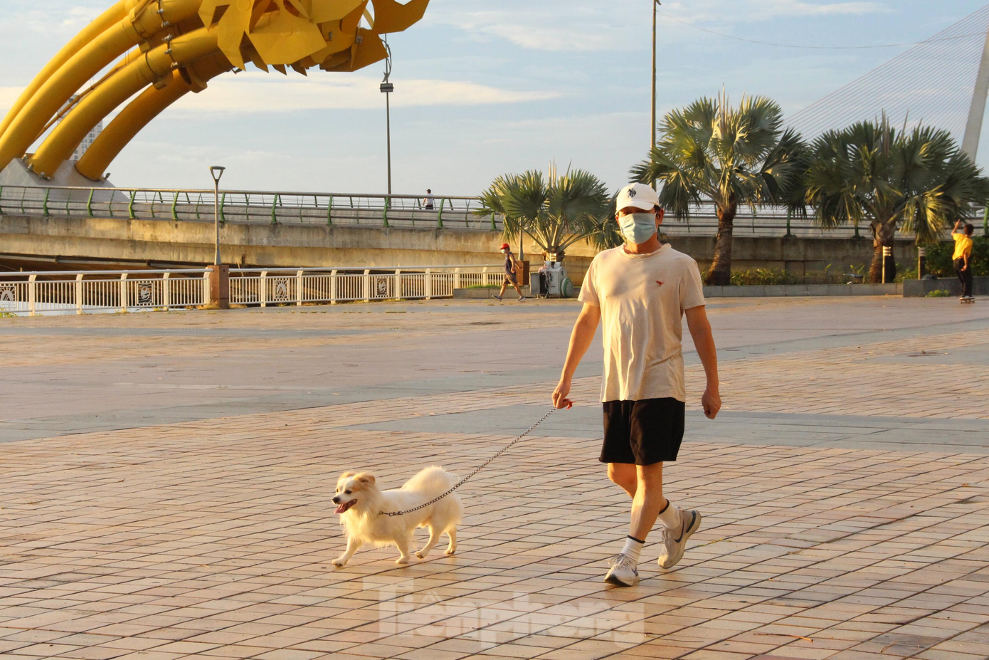 Từ khoảng 5h30 sáng, khu vực vỉa hè đường Bạch Đằng (quận Hải Châu), khá đông người dân đi bộ, chạy bộ, tập thể dục. Tất cả mọi người đều đeo khẩu trang, nhiều người cẩn thận đội mũ chắn giọt bắn. Từ khoảng 5h30 sáng, khu vực vỉa hè đường Bạch Đằng (quận Hải Châu), khá đông người dân đi bộ, chạy bộ, tập thể dục. Tất cả mọi người đều đeo khẩu trang, nhiều người cẩn thận đội mũ chắn giọt bắn.