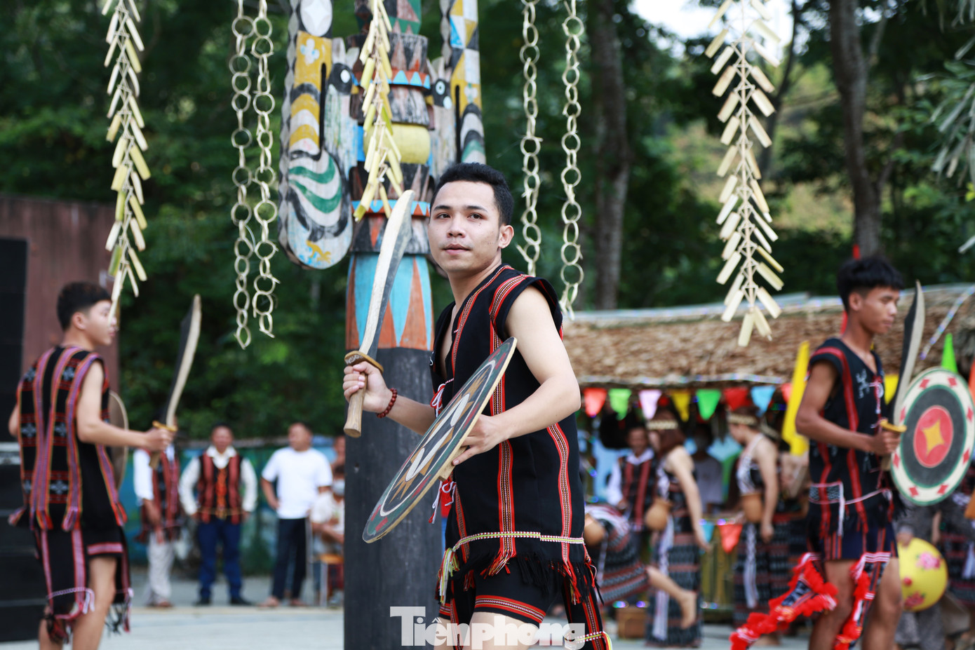 Là một trong những thành viên trẻ tuổi của đội múa Tà Lang - Giàn Bí, Alăng Thị Bé, chia sẻ: "Những người trẻ như em luôn lắng nghe, học hỏi từ những người đi trước để những nét văn hóa, truyền thống tốt đẹp của người Cơ Tu sẽ được truyền giữ từ thế hệ này sang thế hệ khác, tạo sinh kế từ những nghề truyền thống của dân tộc như dệt vải, làm gùi, làm đồ thủ công...".