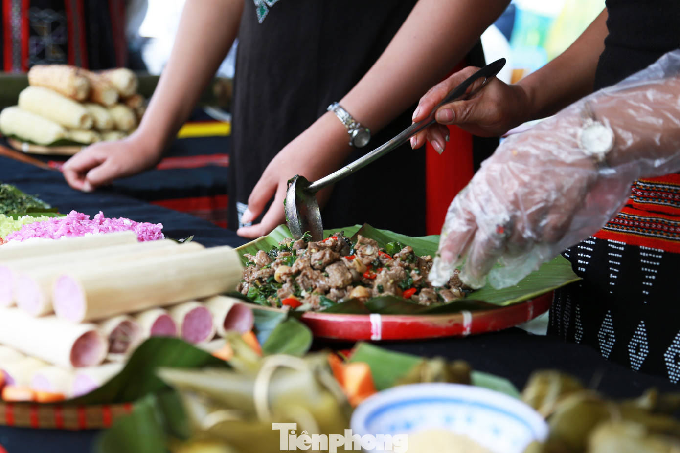 Bên cạnh đó, những món ăn đặc sản núi rừng như cơm lam, xôi ngũ sắc, bánh sừng trâu, cá niêng nướng, rau rừng, tôm suối nướng... cũng níu chân du khách thưởng thức, tìm hiểu. Theo ông Nguyễn Thúc Dũng, Phó Chủ tịch UBND huyện Hòa Vang, cộng đồng người Cơ Tu ở Hòa Vang có khoảng 1.450 người, sống ở 3 thôn Tà Lang, Giàn Bí của xã Hòa Bắc và thôn Phú Túc của xã Hòa Phú. Ở mảnh đất này, đồng bào Cơ Tu không ngừng sáng tạo, bảo tồn và phát triển những nét văn hóa độc đáo, đặc sắc trong đời sống sinh hoạt của dân tộc mình.