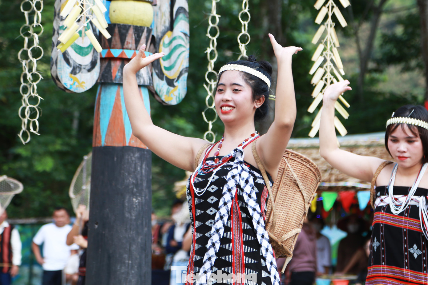 Những điệu tung tung da dá tái hiện lại những cảnh sinh hoạt truyền thống xa xưa của người Cơ Tu giữa đại ngàn khi đàn ông phát nương làm rẫy, cầm khiên, cầm giáo đi săn bắn, phụ nữ vác gùi đi làm rẫy, thu hoạch mùa màng...