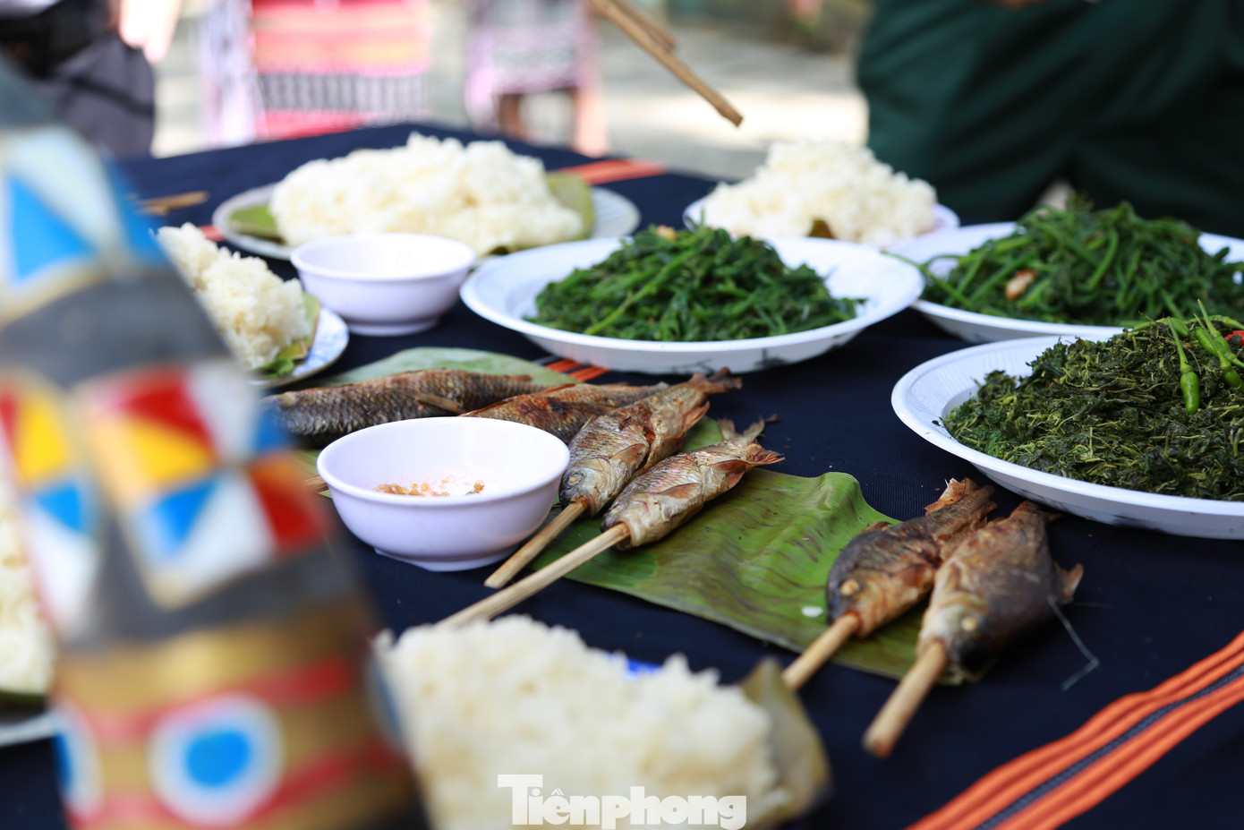 Bên cạnh đó, những món ăn đặc sản núi rừng như cơm lam, xôi ngũ sắc, bánh sừng trâu, cá niêng nướng, rau rừng, tôm suối nướng... cũng níu chân du khách thưởng thức, tìm hiểu. Theo ông Nguyễn Thúc Dũng, Phó Chủ tịch UBND huyện Hòa Vang, cộng đồng người Cơ Tu ở Hòa Vang có khoảng 1.450 người, sống ở 3 thôn Tà Lang, Giàn Bí của xã Hòa Bắc và thôn Phú Túc của xã Hòa Phú. Ở mảnh đất này, đồng bào Cơ Tu không ngừng sáng tạo, bảo tồn và phát triển những nét văn hóa độc đáo, đặc sắc trong đời sống sinh hoạt của dân tộc mình.