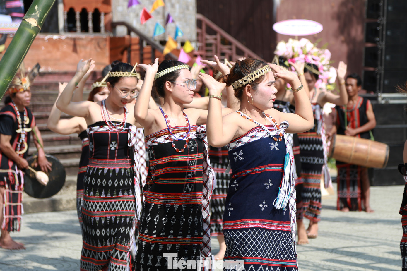 Là một trong những thành viên trẻ tuổi của đội múa Tà Lang - Giàn Bí, Alăng Thị Bé, chia sẻ: "Những người trẻ như em luôn lắng nghe, học hỏi từ những người đi trước để những nét văn hóa, truyền thống tốt đẹp của người Cơ Tu sẽ được truyền giữ từ thế hệ này sang thế hệ khác, tạo sinh kế từ những nghề truyền thống của dân tộc như dệt vải, làm gùi, làm đồ thủ công...".