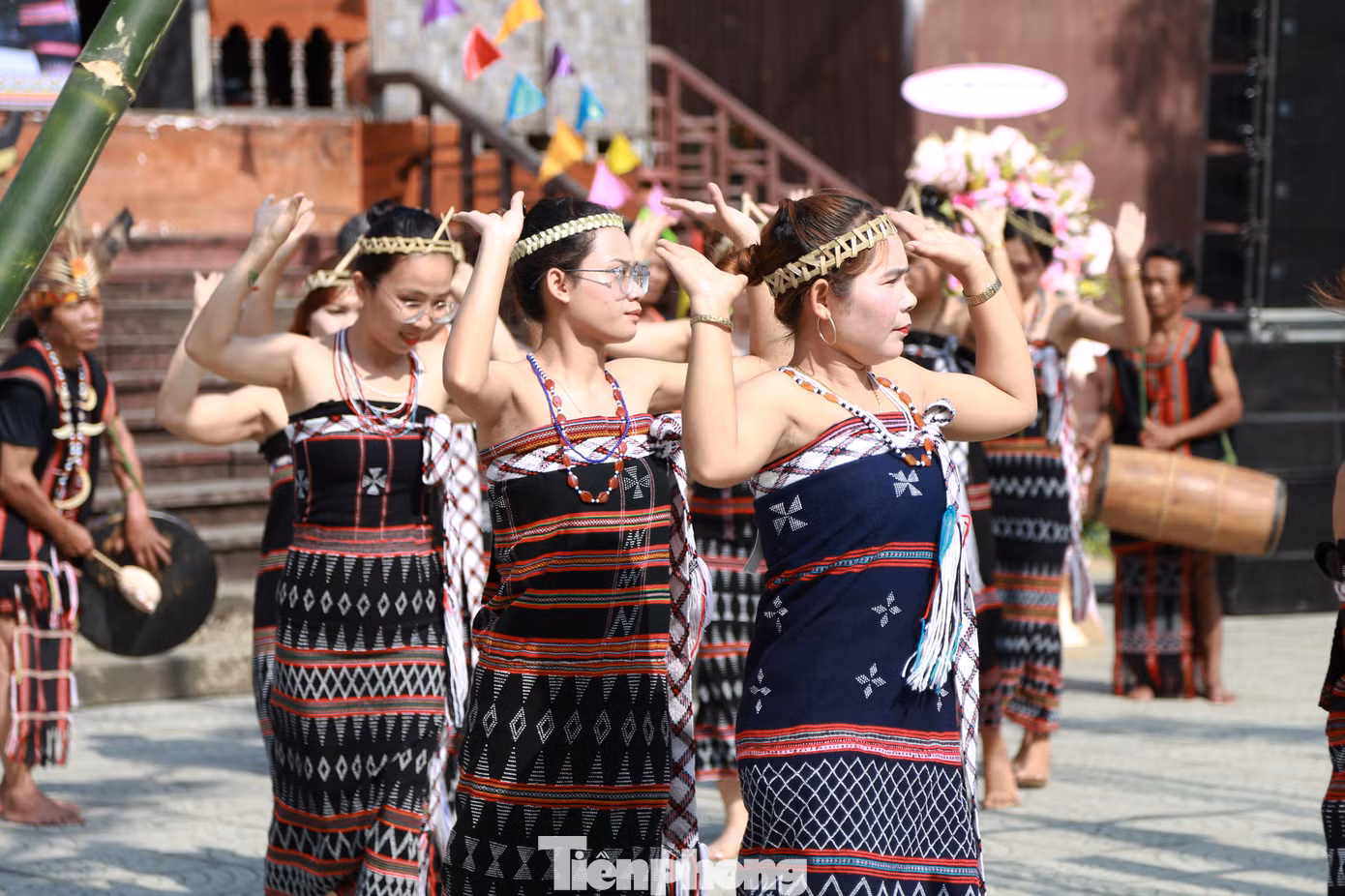 Là một trong những thành viên trẻ tuổi của đội múa Tà Lang - Giàn Bí, Alăng Thị Bé, chia sẻ: "Những người trẻ như em luôn lắng nghe, học hỏi từ những người đi trước để những nét văn hóa, truyền thống tốt đẹp của người Cơ Tu sẽ được truyền giữ từ thế hệ này sang thế hệ khác, tạo sinh kế từ những nghề truyền thống của dân tộc như dệt vải, làm gùi, làm đồ thủ công...".