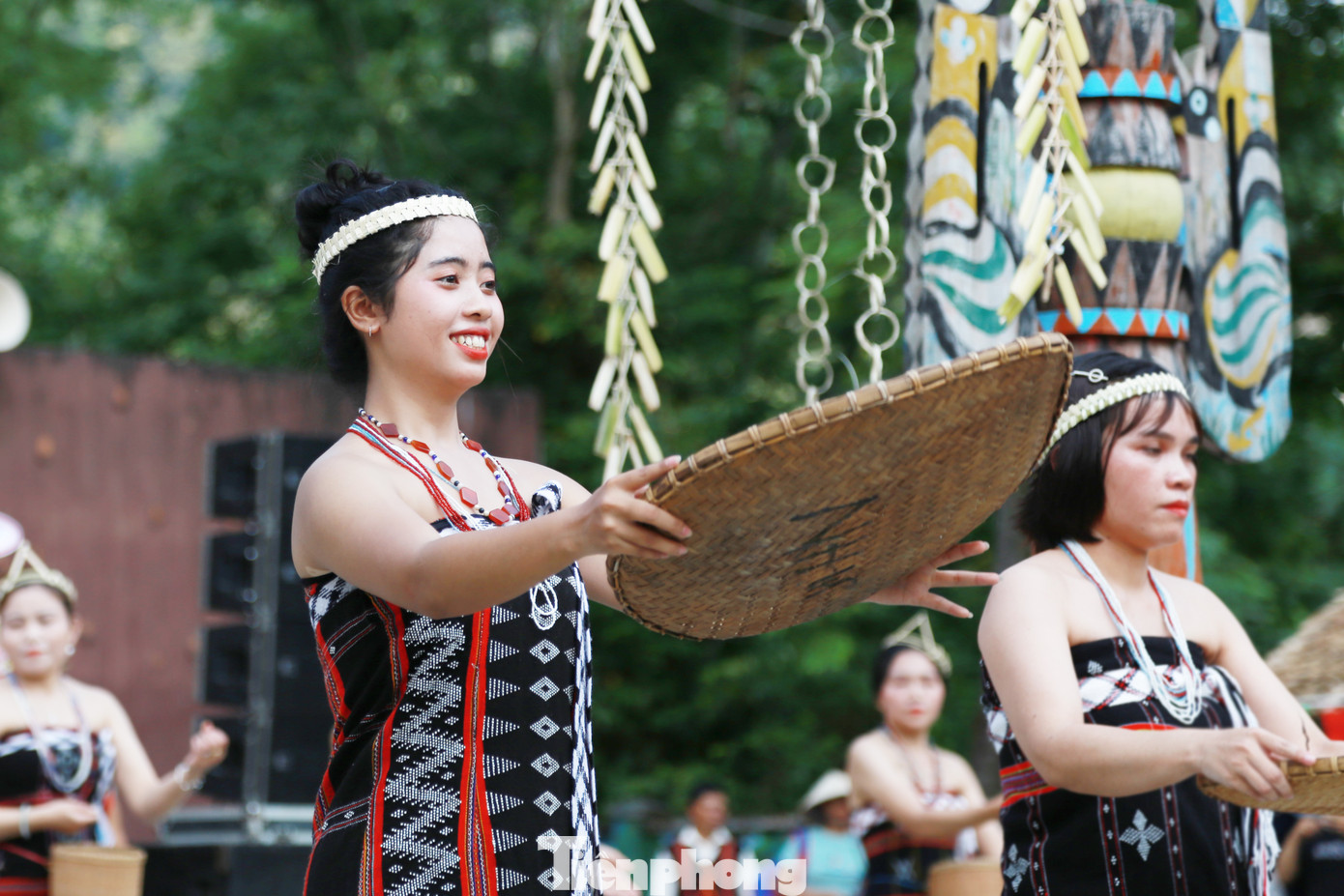 Là một trong những thành viên trẻ tuổi của đội múa Tà Lang - Giàn Bí, Alăng Thị Bé, chia sẻ: "Những người trẻ như em luôn lắng nghe, học hỏi từ những người đi trước để những nét văn hóa, truyền thống tốt đẹp của người Cơ Tu sẽ được truyền giữ từ thế hệ này sang thế hệ khác, tạo sinh kế từ những nghề truyền thống của dân tộc như dệt vải, làm gùi, làm đồ thủ công...".