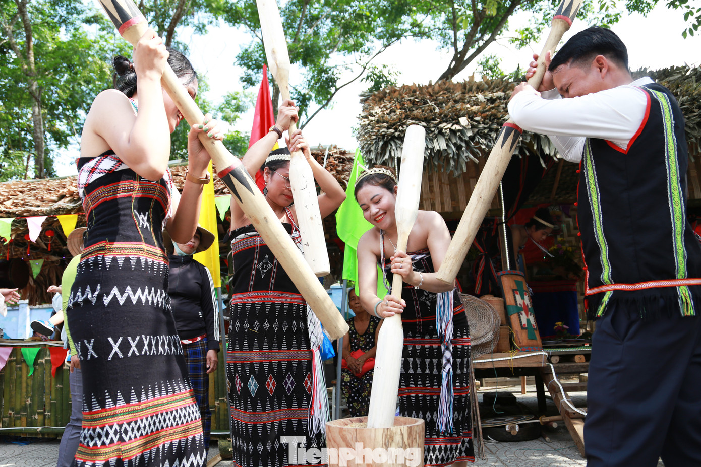 "Trong suốt 15 năm qua, UBND huyện Hòa Vang đã chú trọng bảo tồn, phát huy các giá trị truyền thống và xây dựng đời sống văn hóa cho các thôn người Cơ Tu trên địa bàn. Với việc lần đầu tổ chức Tuần lễ Du lịch Hòa Bắc, địa phương mong muốn đưa văn hóa truyền thống của Cơ Tu để phục vụ, kích cầu du lịch, quảng bá điểm đến, tạo sinh kế bền vững cho người Cơ Tu bằng việc phát triển du lịch xanh, du lịch sinh thái, du lịch bền vững", ông Dũng nói.