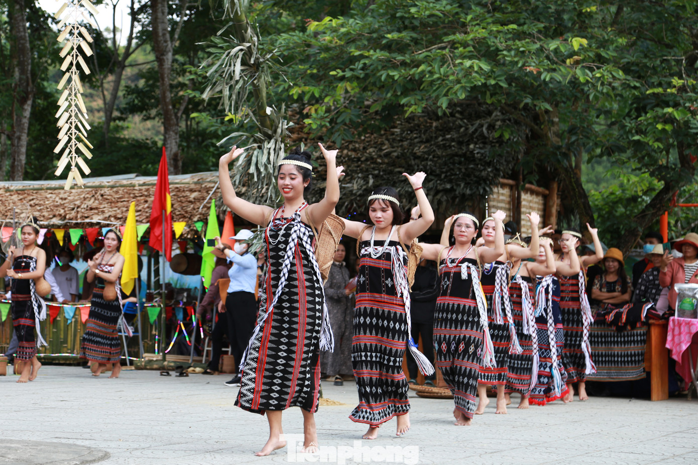 Trong trang phục thổ cẩm truyền thống nhiều sắc màu, những nhịp chân thoăn thoắt theo điệu nhạc.