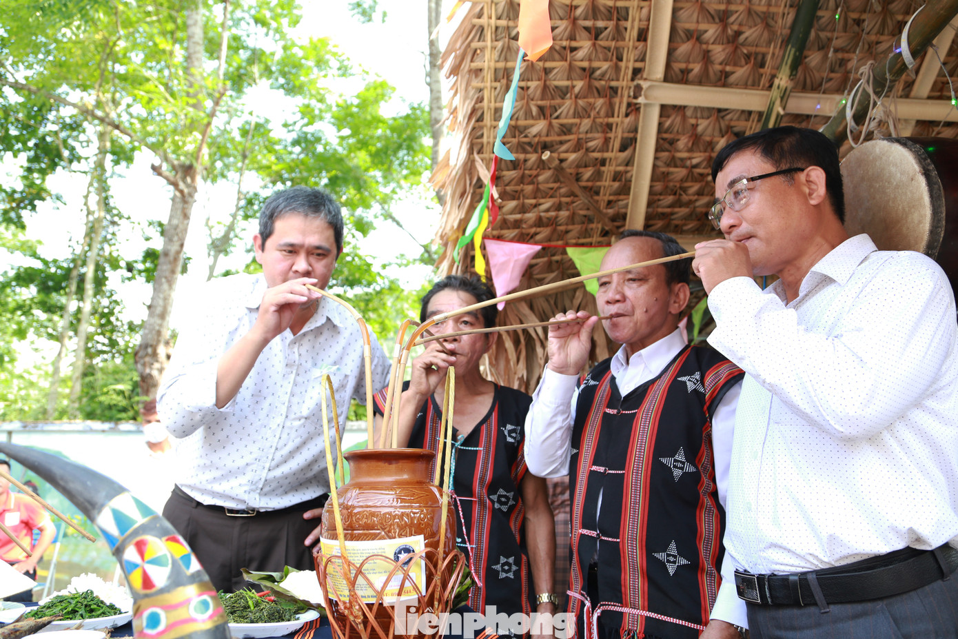 Tại các điểm du lịch trên địa bàn, hàng loạt hoạt động được tổ chức xuyên suốt như chương trình ca nhạc Giai điệu tuổi trẻ tại Homestay Hòa Bắc Ecologe, ca nhạc Có hẹn với thanh xuân tại Làng Mê, viết thư pháp tại Homestay Hoa Chín, triển lãm tranh sơn dầu tại Yên Retreat, trình diễn nghệ thuật tung tung da dá tại Homestay Zơrâm Thị Hồng, Alăng Như...