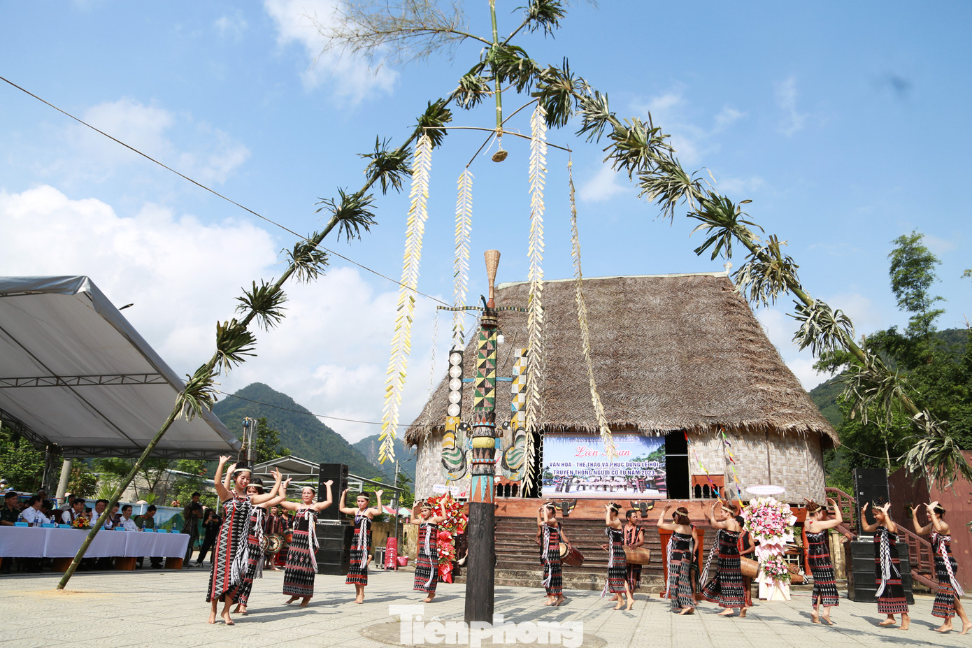 Sáng 27/4, UBND huyện Hòa Vang tổ chức Liên hoan Văn hóa – Thể thao và phục dựng lễ hội truyền thống người Cơ Tu năm 2023 tại nhà Gươl thôn Giàn Bí (xã Hòa Bắc, huyện Hòa Vang, Đà Nẵng). Đây là một trong những hoạt động của Tuần lễ Du lịch Hòa Bắc năm 2023 diễn ra trong dịp Lễ 30/4 và 1/5, nhằm đưa văn hóa truyền thống của đồng bào Cơ Tu đến gần hơn với du khách trong nước và quốc tế. Ảnh: Giang Thanh.