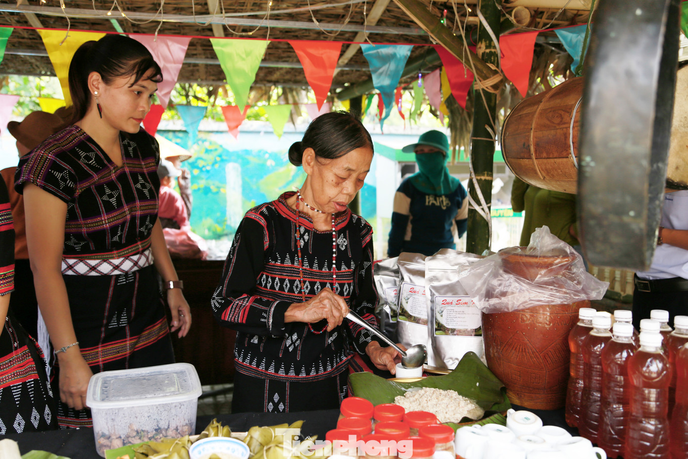 Với sự chuẩn bị kỹ lưỡng của các thôn Tà Lang, Giàn Bí và Phú Túc, người dân và du khách được trải nghiệm đời sống sinh hoạt của người Cơ Tu, âm hưởng của núi rừng qua những phần trình diễn cồng chiêng, nghe những điệu hát lý, nói lý mang đậm bản sắc Cơ Tu, nghi thức truyền thống kết nghĩa rất đỗi nhân văn và độc đáo…