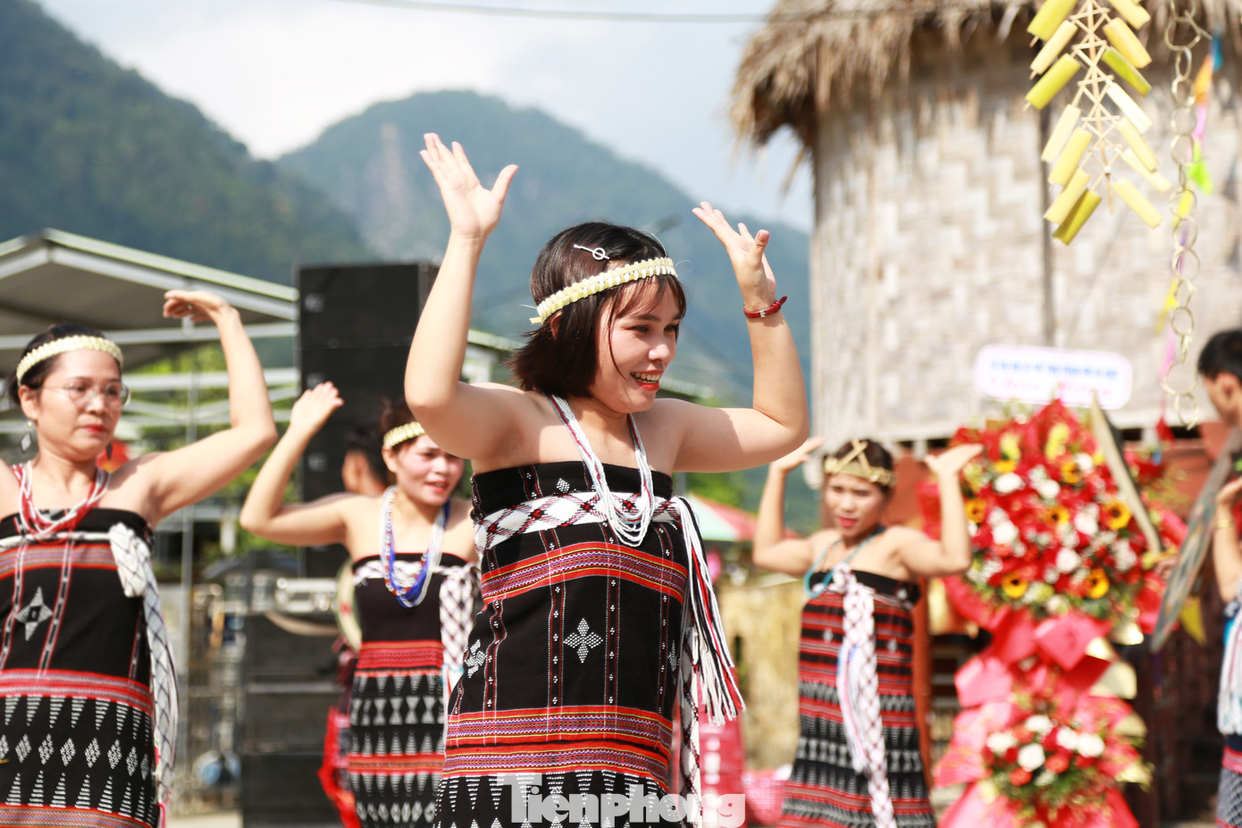 Là một trong những thành viên trẻ tuổi của đội múa Tà Lang - Giàn Bí, Alăng Thị Bé, chia sẻ: "Những người trẻ như em luôn lắng nghe, học hỏi từ những người đi trước để những nét văn hóa, truyền thống tốt đẹp của người Cơ Tu sẽ được truyền giữ từ thế hệ này sang thế hệ khác, tạo sinh kế từ những nghề truyền thống của dân tộc như dệt vải, làm gùi, làm đồ thủ công...".