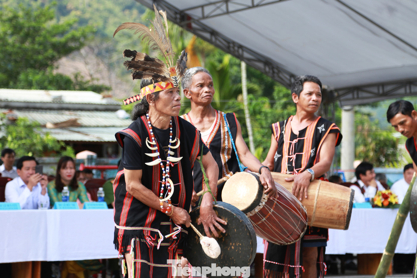 Tiếng trống, tiếng cồng chiêng vang vọng của các già làng, bậc cao niên đưa người dân và du khách sống lại không khí rộn ràng, sôi động, hùng tráng của lễ hội truyền thống Cơ Tu từ ngàn xưa.