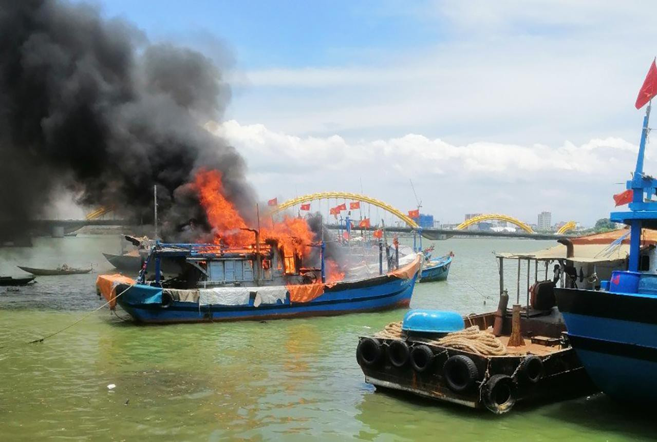 Tàu cá ĐNa 90737 TS đang neo đậu trên sông Hàn bất ngờ bốc cháy dữ dội Tàu cá ĐNa 90737 TS đang neo đậu trên sông Hàn bất ngờ bốc cháy dữ dội