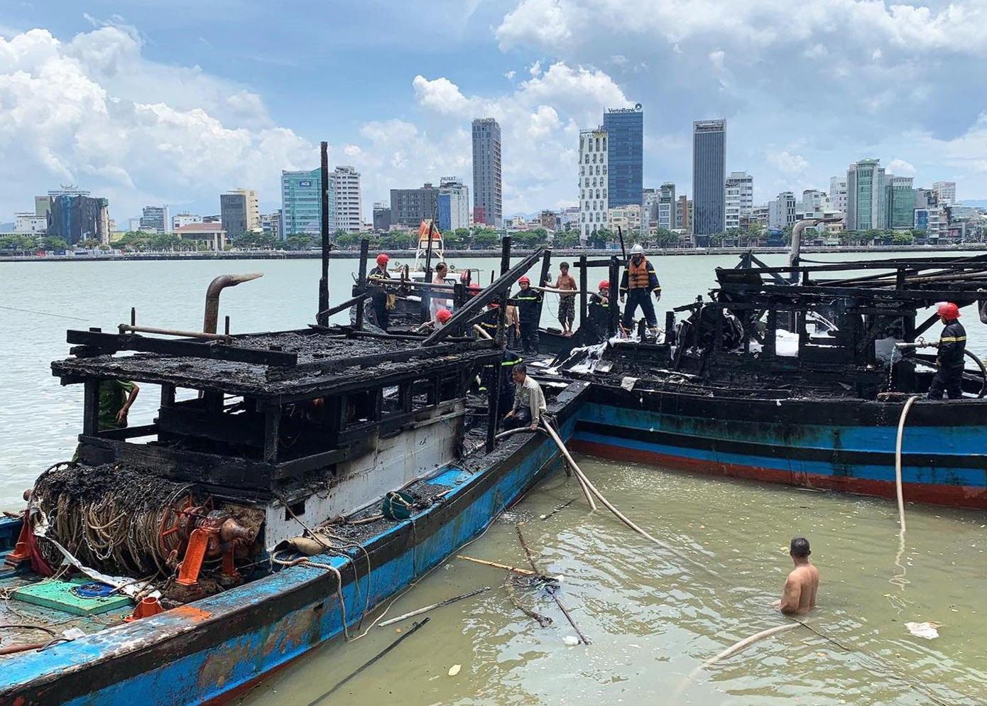 Hai chiếc tàu cá gần như bị thiêu rụi phần cabin, ngư lưới cụ Hai chiếc tàu cá gần như bị thiêu rụi phần cabin, ngư lưới cụ