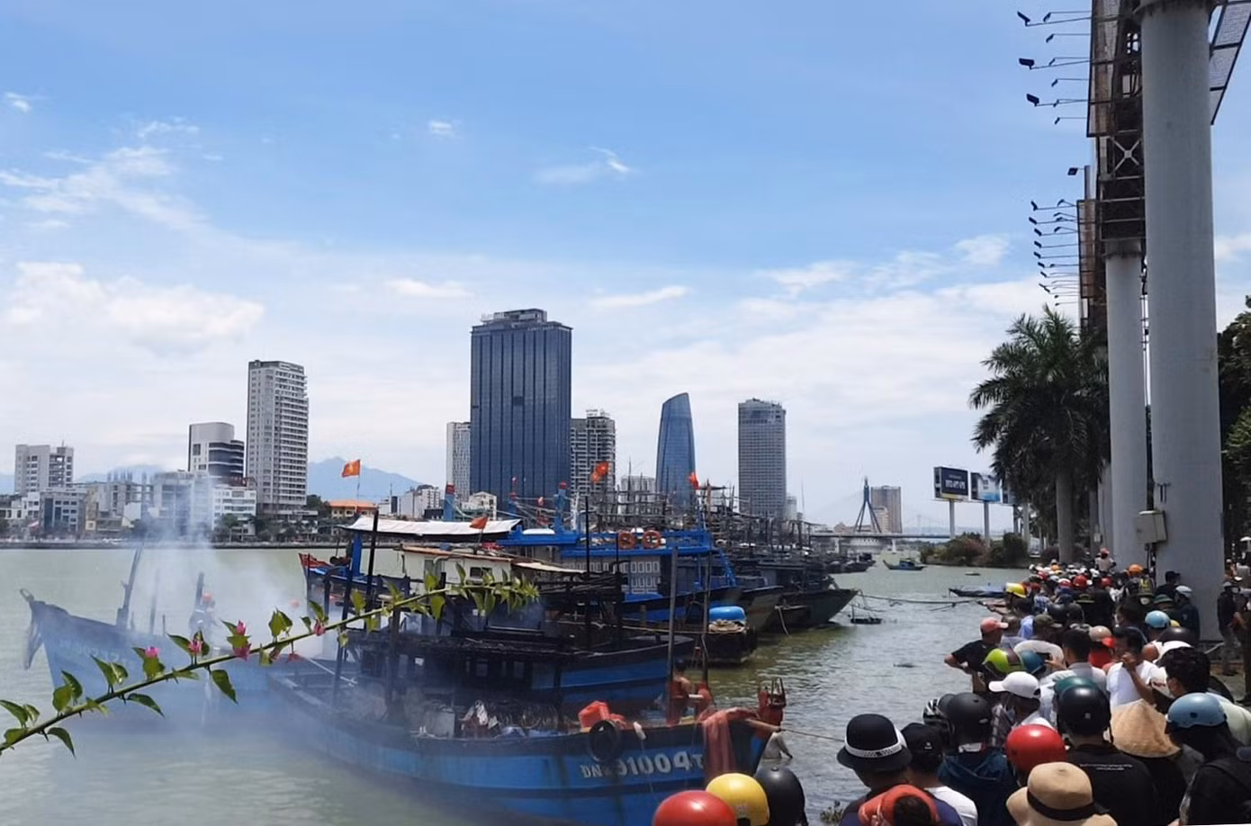 Đám cháy quá lớn đã lan sang khiến tàu cá neo đậu gần đó cũng bị cháy