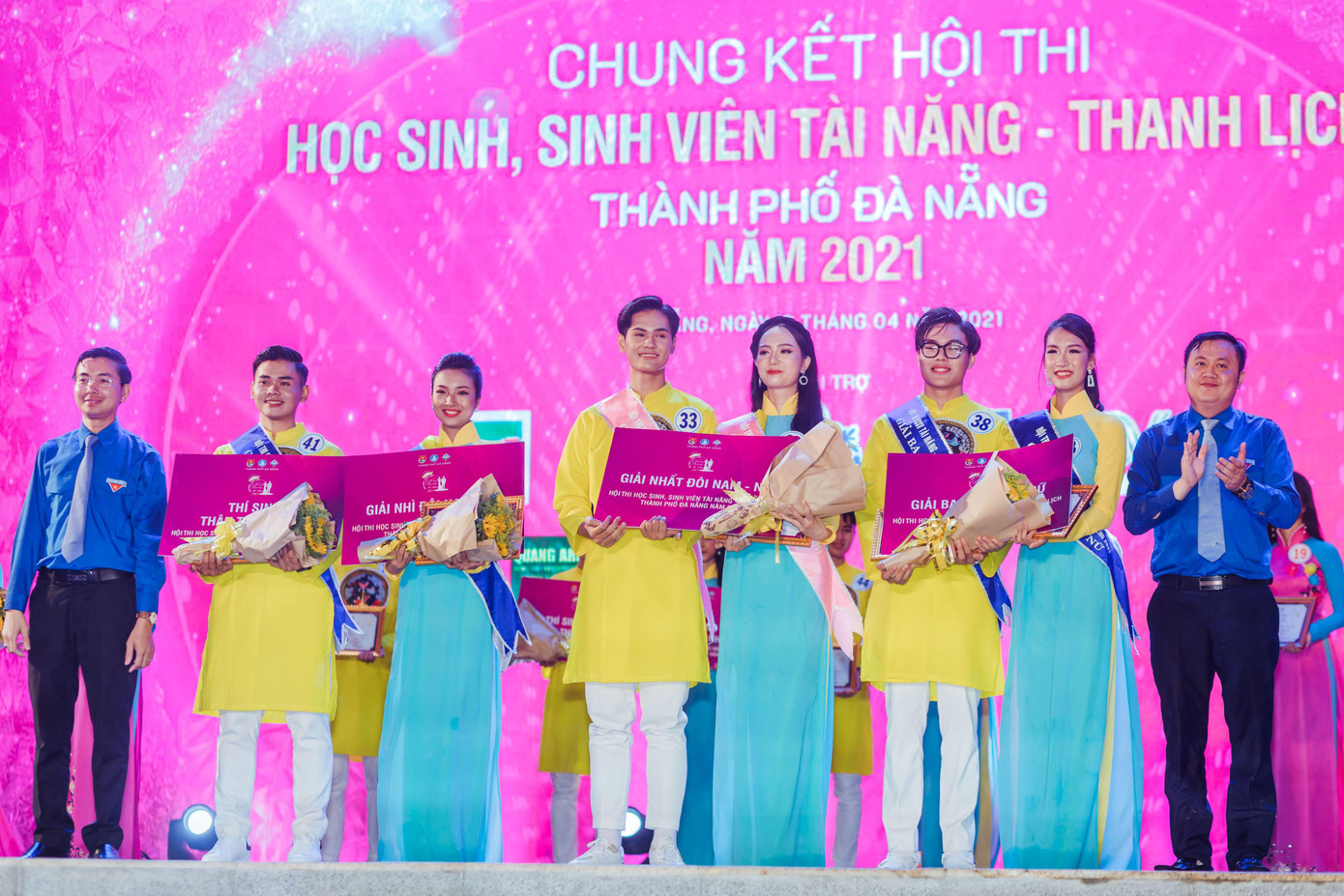 Chung cuộc, cặp đôi thí sinh Nguyễn Thị Hồng Nhung - Ngô Anh Hoàng (trường THPT Nguyễn Hiền giành giải nhất hạng mục cặp đôi nam - nữ.