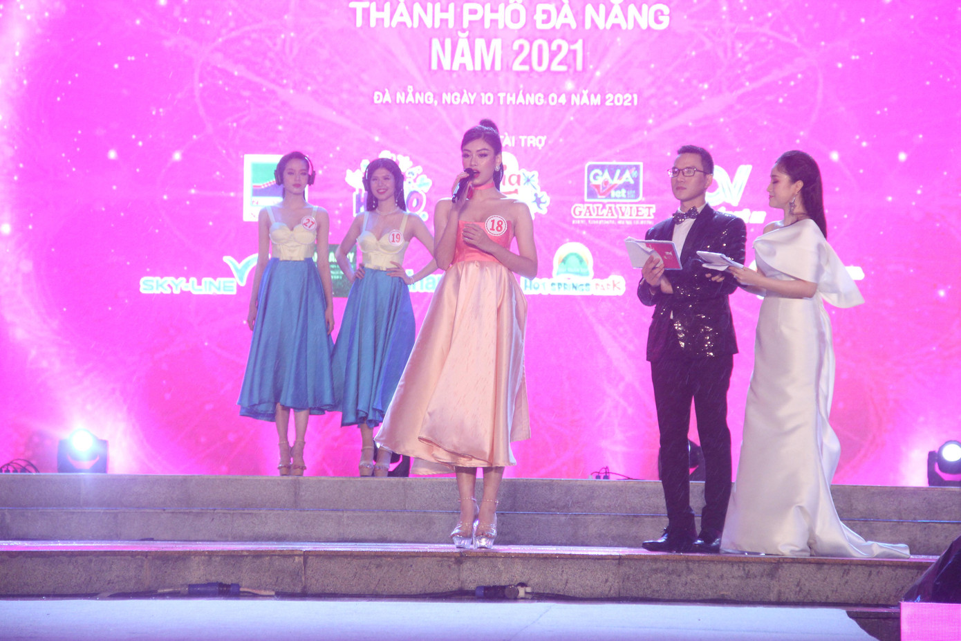 Câu hỏi ứng ứng của các thí sinh đơn nữ là &quot;Hưởng thụ tối đa là phương châm sống của nhiều bạn trẻ hiện nay, bạn có đồng tình với phương châm này hay không?&quot;.