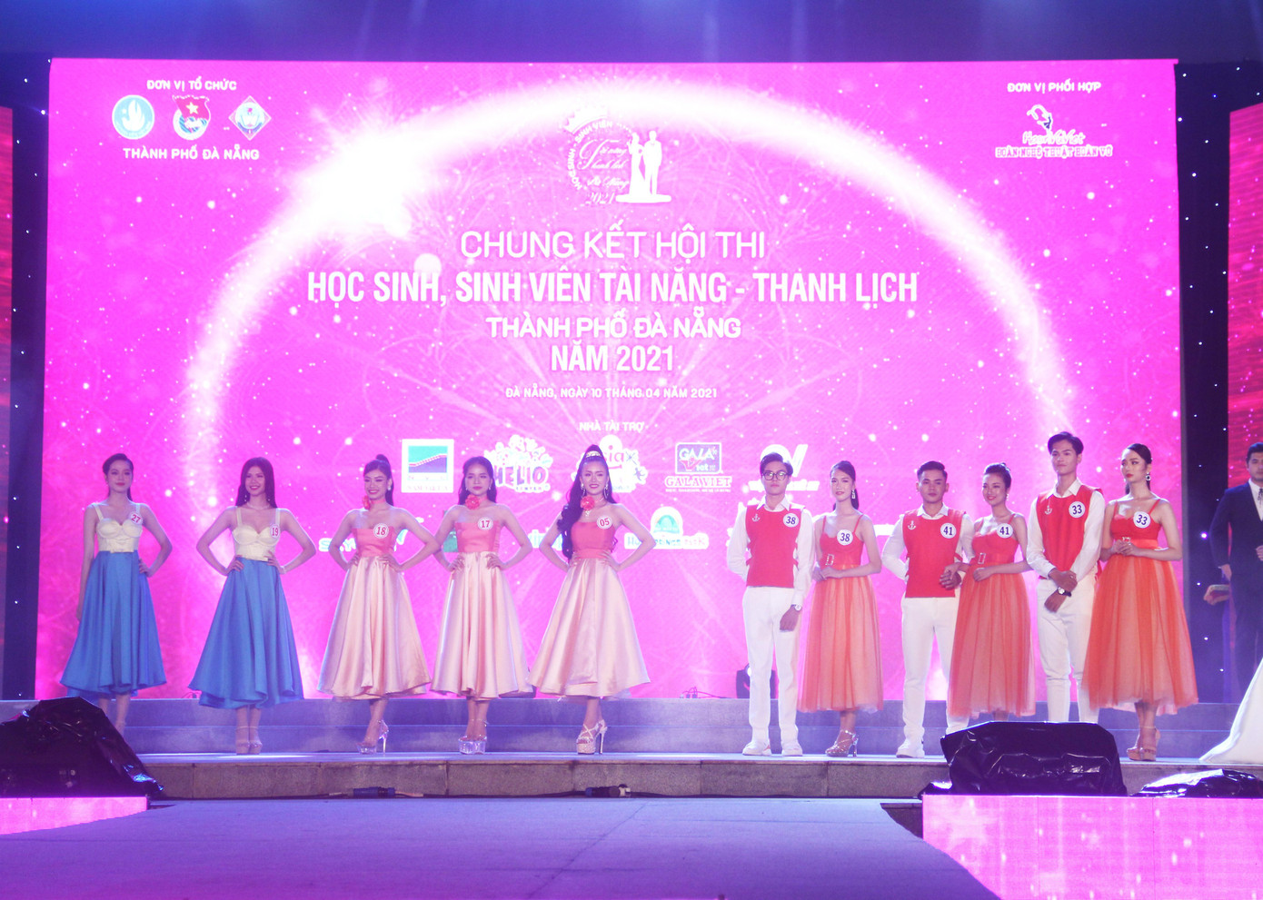 Sau khi hoàn thành 2 phần trình diễn, top 5 thí sinh đơn nữ và top 3 cặp đôi thí sinh nam - nữ được lựa chọn vào vòng thi ứng xử.