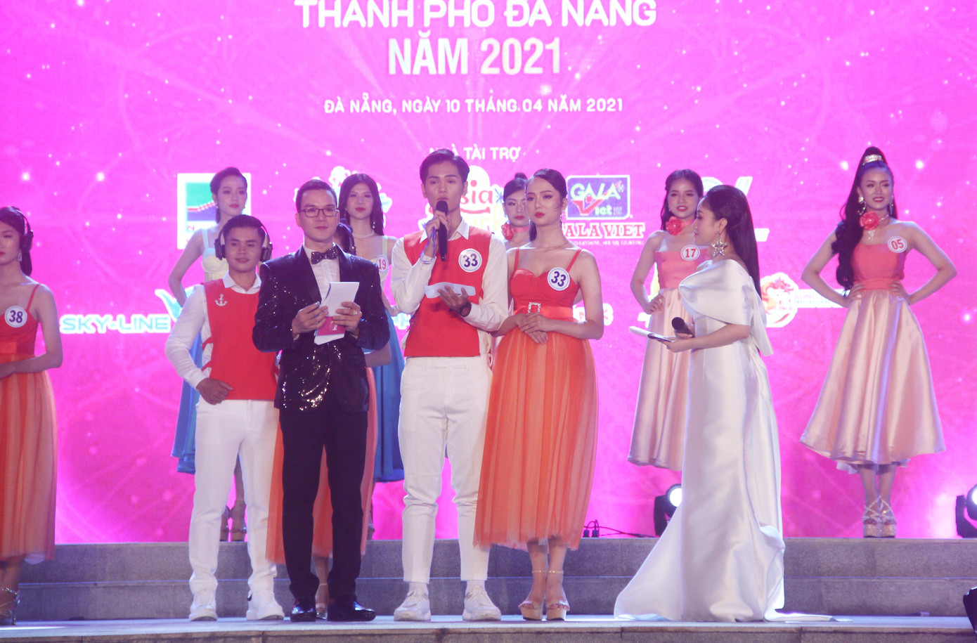 Câu hỏi &quot;Theo bạn, bạo lực học đường có phải là vấn nạn đáng báo động hay không. Với vai trò của mình, bạn sẽ làm gì để làm giảm bạo lực học đường&quot; không làm khó các thí sinh ở hạng mục cặp đôi nam - nữ. Các cặp đôi đều có những câu trả lời thuyết phục Ban Giám khảo.