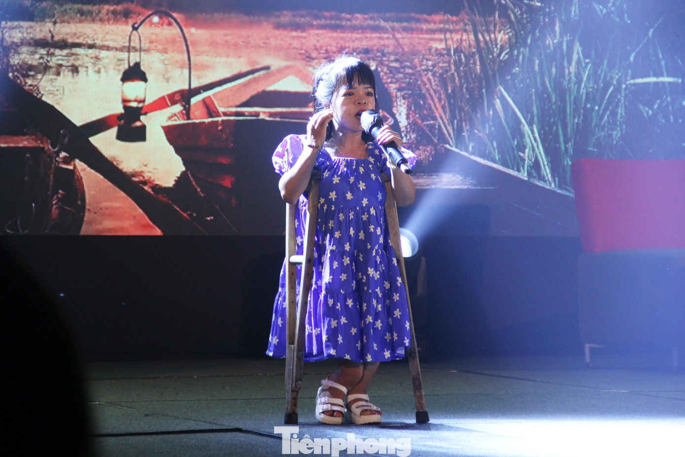 Chị Nguyễn Thị Hạnh (quê Quảng Nam) thể hiện ca khúc "Bậu ơi đừng khóc" với chất giọng da diết, truyền cảm. Vốn sinh ra là người khuyết tật, chị còn không may mắn khi phải mang trong mình căn bệnh ung thư. "Thực sự cuộc sống của tôi có nhiều điều không may, nhưng tôi luôn tâm niệm mỗi người sống trên đời đều mang một sứ mệnh, bởi vậy, phải luôn sống lạc quan, trân trọng từng giây phút không chỉ vì bản thân mà còn vì gia đình", chị Hạnh chia sẻ. Chị Nguyễn Thị Hạnh (quê Quảng Nam) thể hiện ca khúc "Bậu ơi đừng khóc" với chất giọng da diết, truyền cảm. Vốn sinh ra là người khuyết tật, chị còn không may mắn khi phải mang trong mình căn bệnh ung thư. "Thực sự cuộc sống của tôi có nhiều điều không may, nhưng tôi luôn tâm niệm mỗi người sống trên đời đều mang một sứ mệnh, bởi vậy, phải luôn sống lạc quan, trân trọng từng giây phút không chỉ vì bản thân mà còn vì gia đình", chị Hạnh chia sẻ.