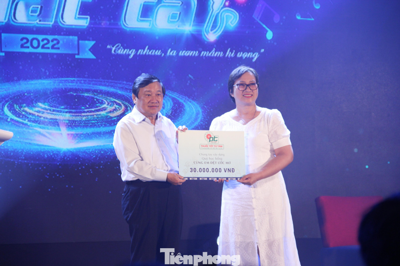 Trong đêm nhạc, nhiều nhà hảo tâm đã quyên góp, ủng hộ để gây quỹ học bổng "Cùng Em Dệt Ước Mơ" Trong đêm nhạc, nhiều nhà hảo tâm đã quyên góp, ủng hộ để gây quỹ học bổng "Cùng Em Dệt Ước Mơ"