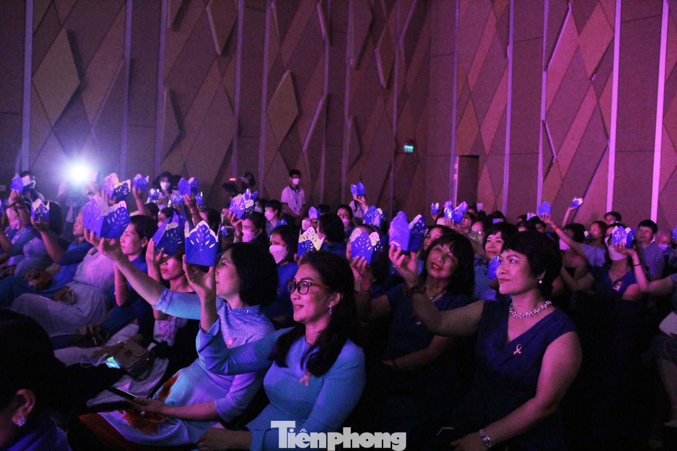 Khán giả say sưa cùng với những tiết mục của các nghệ sĩ, các chiến binh K Khán giả say sưa cùng với những tiết mục của các nghệ sĩ, các chiến binh K