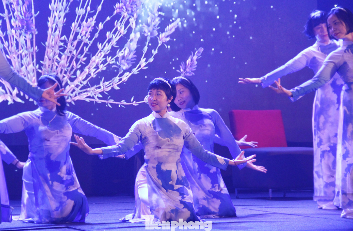 Để chuẩn bị cho đêm diễn, các bệnh nhân ung thư liên tục tập luyện trong gần 2 tuần. Dù đau đớn, mệt mỏi vì điều trị, họ đều đồng lòng để cùng mang đến một đêm diễn cảm xúc, ấn tượng Để chuẩn bị cho đêm diễn, các bệnh nhân ung thư liên tục tập luyện trong gần 2 tuần. Dù đau đớn, mệt mỏi vì điều trị, họ đều đồng lòng để cùng mang đến một đêm diễn cảm xúc, ấn tượng