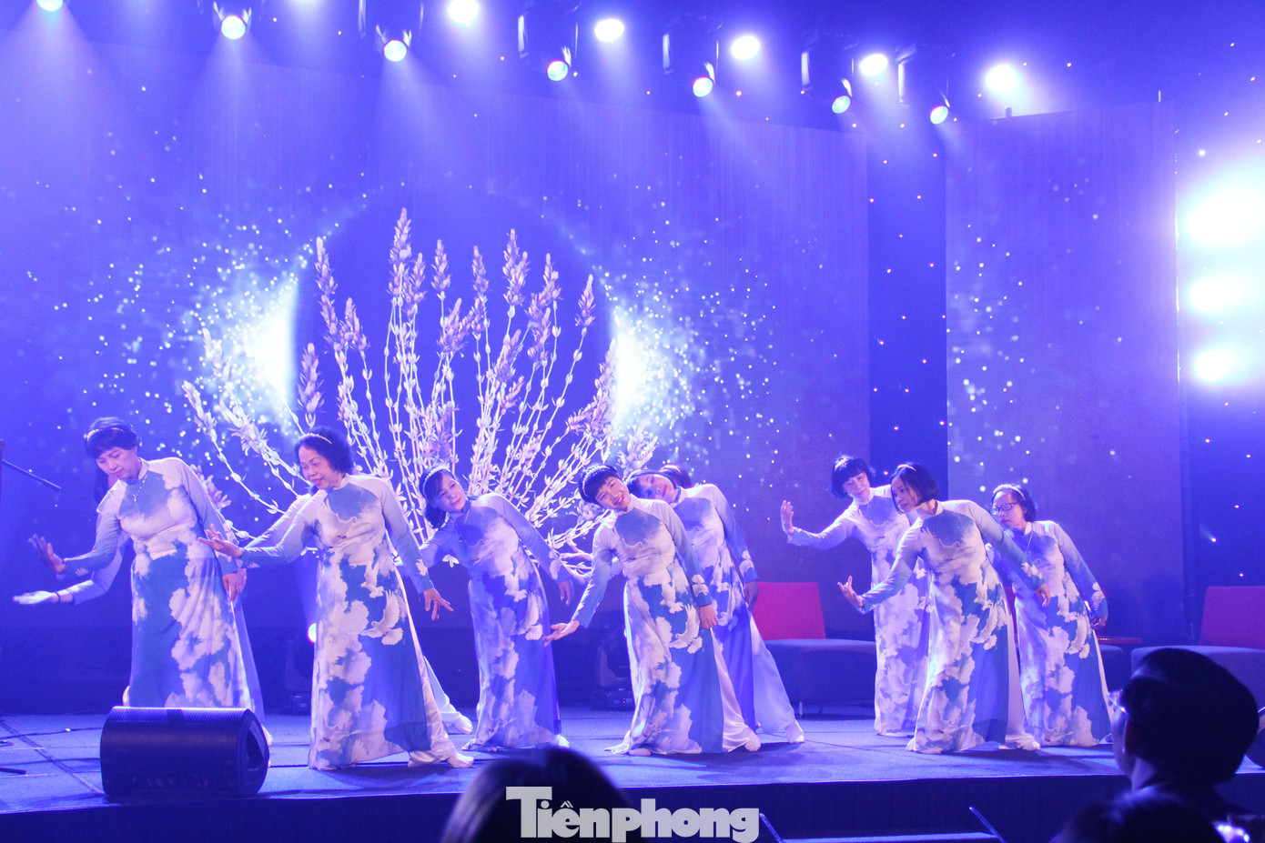 Những chiến binh K rạng ngời trên sân khấu trong những tiết mục được chuẩn bị công phu. Ảnh: Giang Thanh Những chiến binh K rạng ngời trên sân khấu trong những tiết mục được chuẩn bị công phu. Ảnh: Giang Thanh