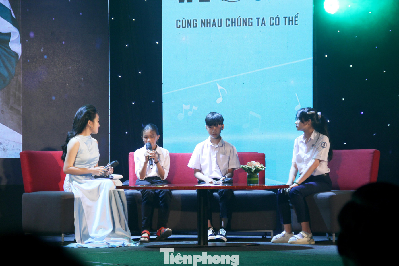 Các em học sinh nhận được học bổng "Cùng Em Dệt Ước Mơ" giao lưu trên sân khấu đêm nhạc. "Em cảm thấy rất may mắn khi ở phía sau em vẫn còn rất nhiều người yêu thương, ủng hộ để em có thể tiếp tục được đến trường. Em rất cảm ơn WE CAN vì đã cho em một mái nhà chung ấm áp", em Thùy Duyên (quê Quảng Nam) chia sẻ. Các em học sinh nhận được học bổng "Cùng Em Dệt Ước Mơ" giao lưu trên sân khấu đêm nhạc. "Em cảm thấy rất may mắn khi ở phía sau em vẫn còn rất nhiều người yêu thương, ủng hộ để em có thể tiếp tục được đến trường. Em rất cảm ơn WE CAN vì đã cho em một mái nhà chung ấm áp", em Thùy Duyên (quê Quảng Nam) chia sẻ.