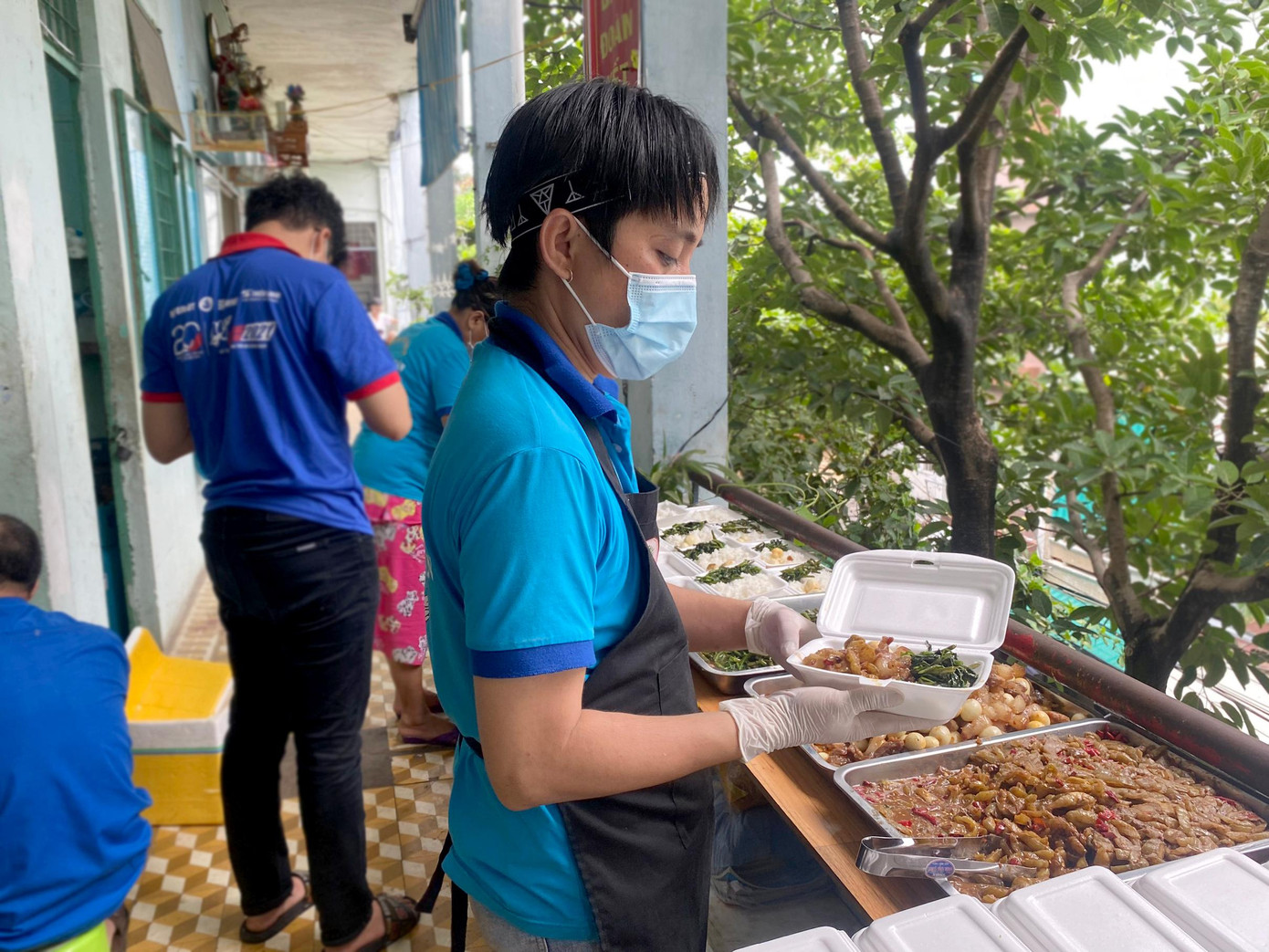 Năm nay, Thành Đoàn Đà Nẵng phối hợp với Nhóm Thiện nguyện Trái tim thiên thần tiếp tục hỗ trợ cơm trưa miễn phí cho các thí sinh thuộc diện F và giáo viên làm công tác thi ở điểm thi đặc biệt THPT Võ Chí Công (quận Ngũ Hành Sơn).