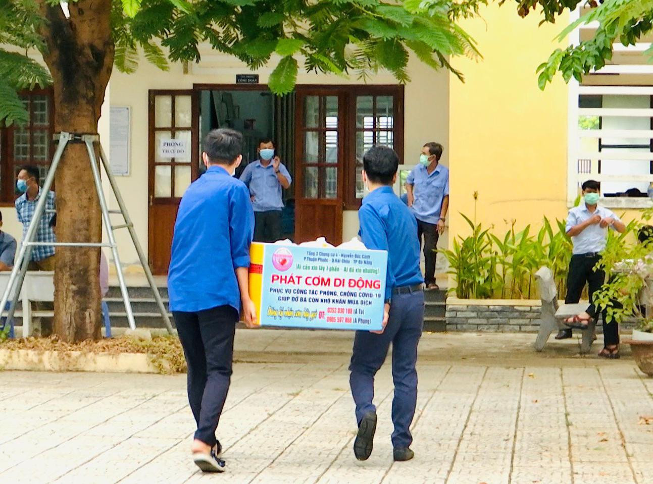 Để đảm bảo an toàn, cơm trưa được đưa đến điểm thi sau khi công tác phun khử khuẩn toàn bộ điểm thi được hoàn tất. Xe vận chuyển chỉ dừng ở cổng trưởng, các thùng đựng suất cơm được tình nguyện viên bê vào tận nơi.