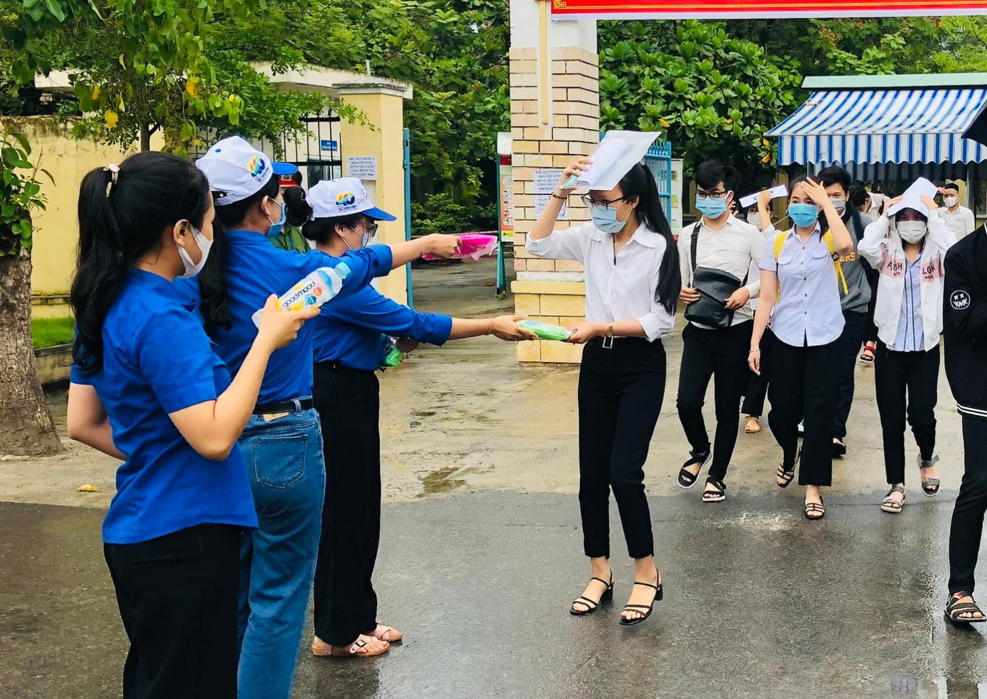 31 đội hình tình nguyện Tiếp sức mùa thi với hơn 800 tình nguyện viên được triển khai để tiếp sức sĩ tử Đà Nẵng vượt vũ môn trong kì thi tốt nghiệp THPT năm 2021. Cơn mưa bất chợt khiến nhiều sĩ tử bất ngờ và gặp khó khăn khi di chuyển ra về. Lực lượng tình nguyện viên Tiếp sức mùa thi tại điểm thi THPT Phạm Phú Thứ (xã Hòa Sơn, huyện Hòa Vang) nhanh chóng mua áo mưa tặng sĩ tử, để các em đảm bảo sức khỏe ở những buổi thi tiếp theo.